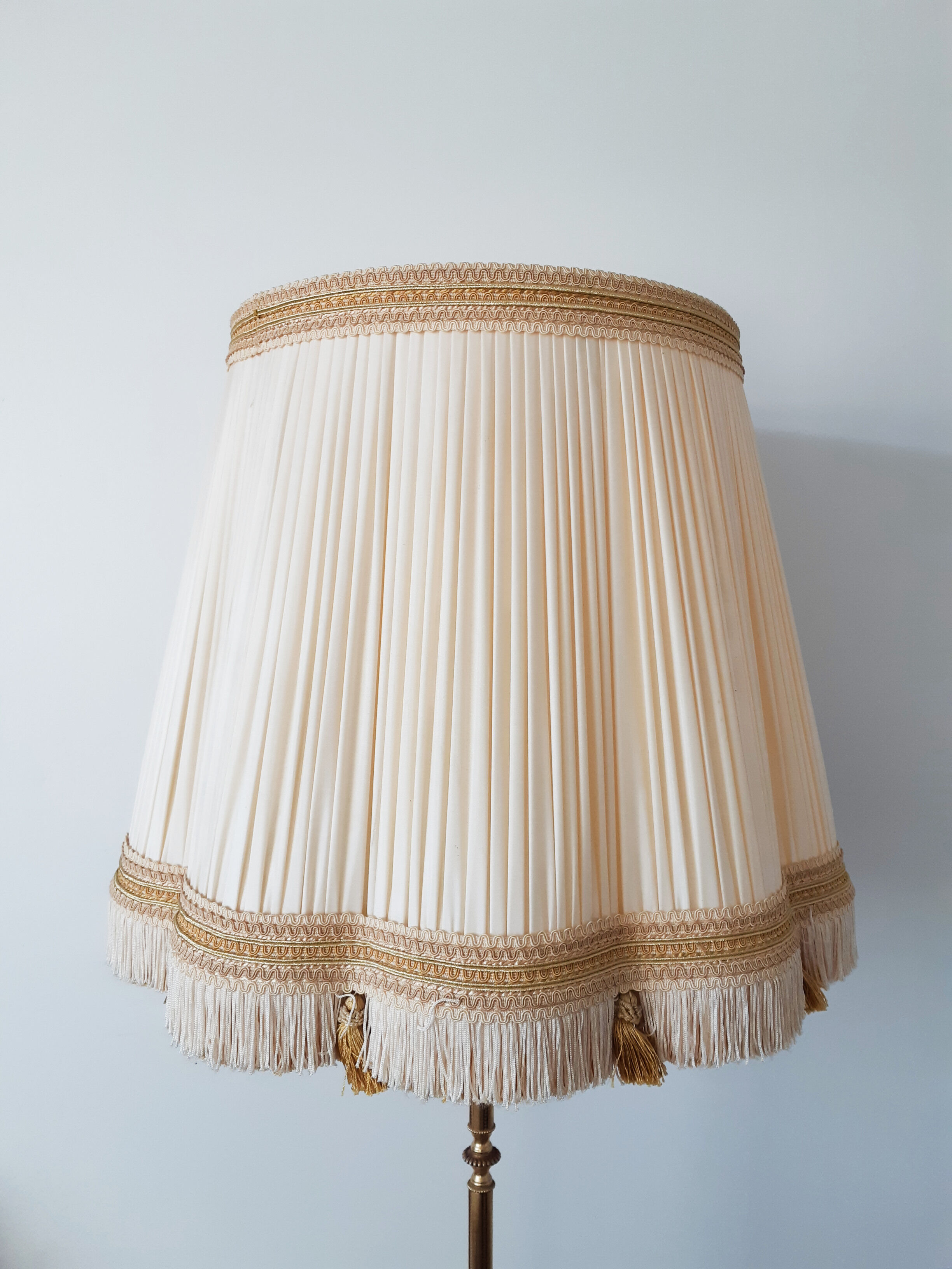 Tripod floor lamp in gilded brass, pleated lampshade, Louis XV style