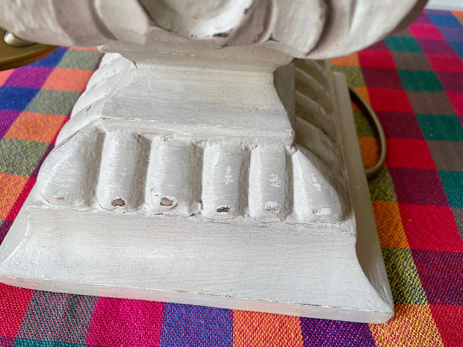 Lampe bois patiné blanc d’ivoire