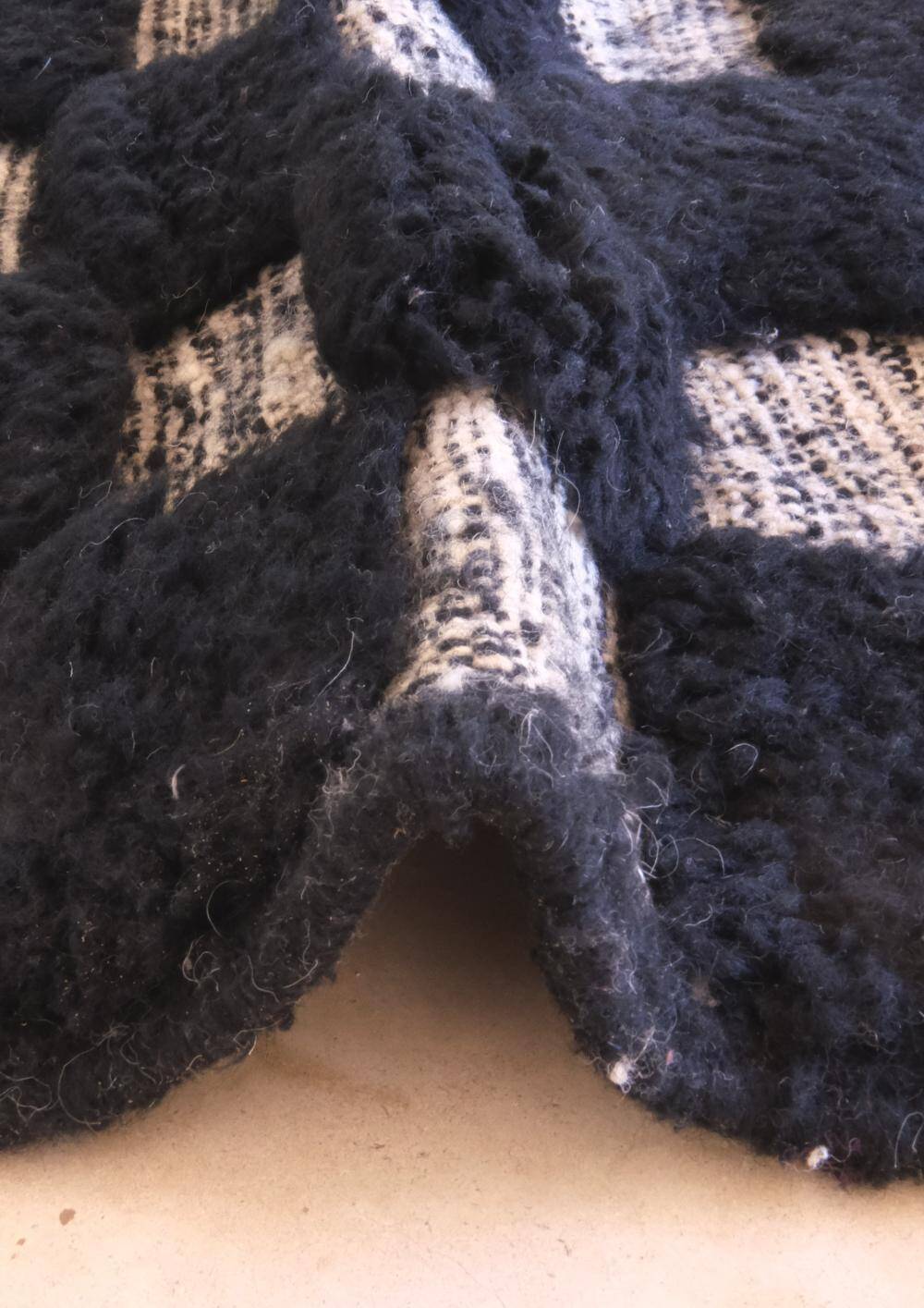 Tapis texturé noir à carreaux - 151 x 124 cm