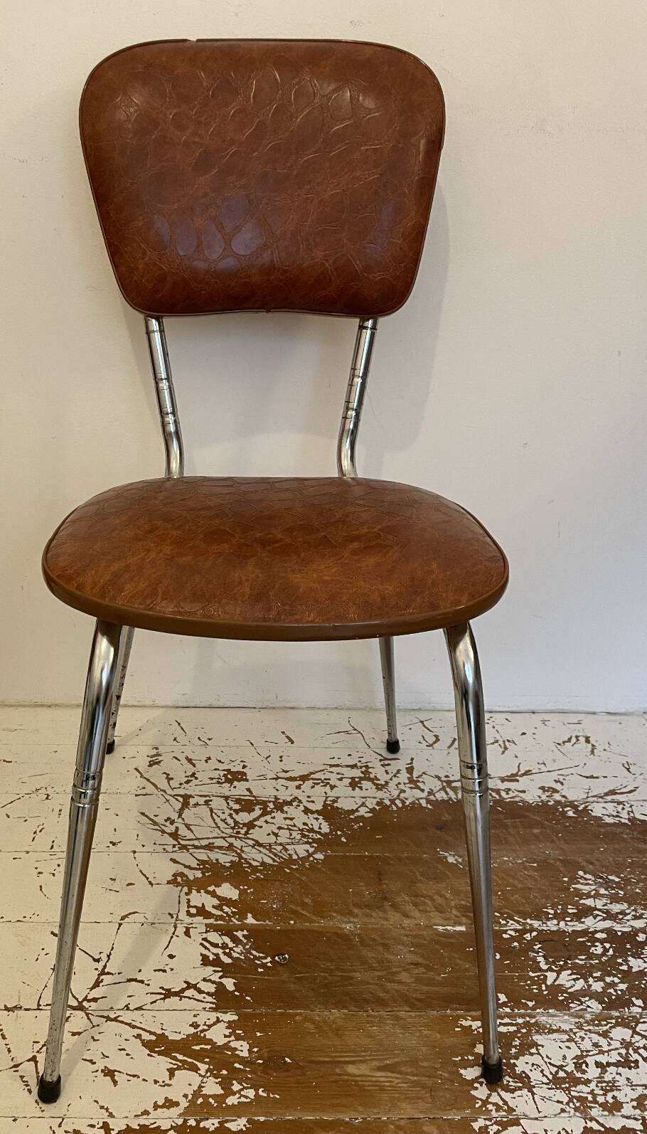 Chaise vintage en skaï marron