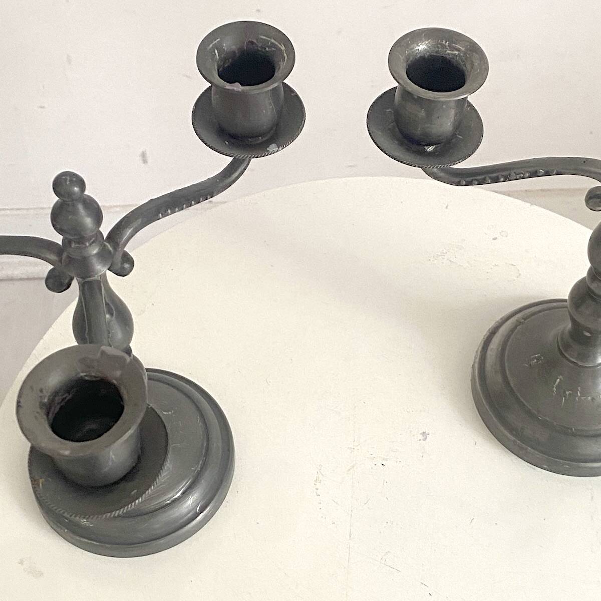 Paire de chandeliers en étain