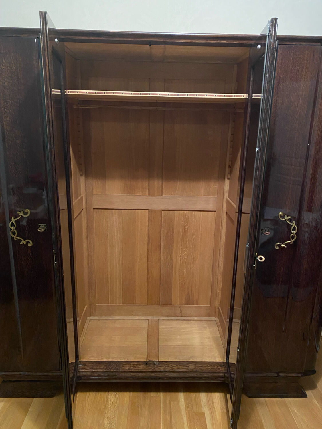 Art Deco bedroom set in walnut burl and marble