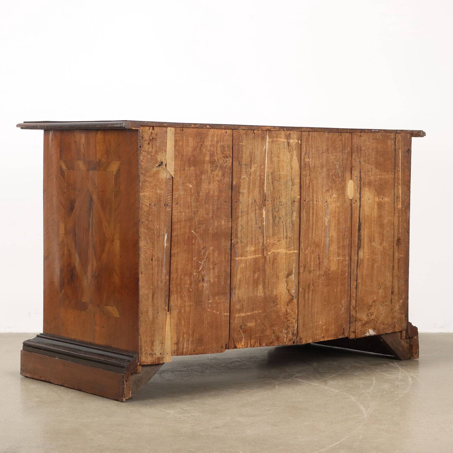 Commode baroque en noyer antique avec 3 tiroirs, 18e siècle.