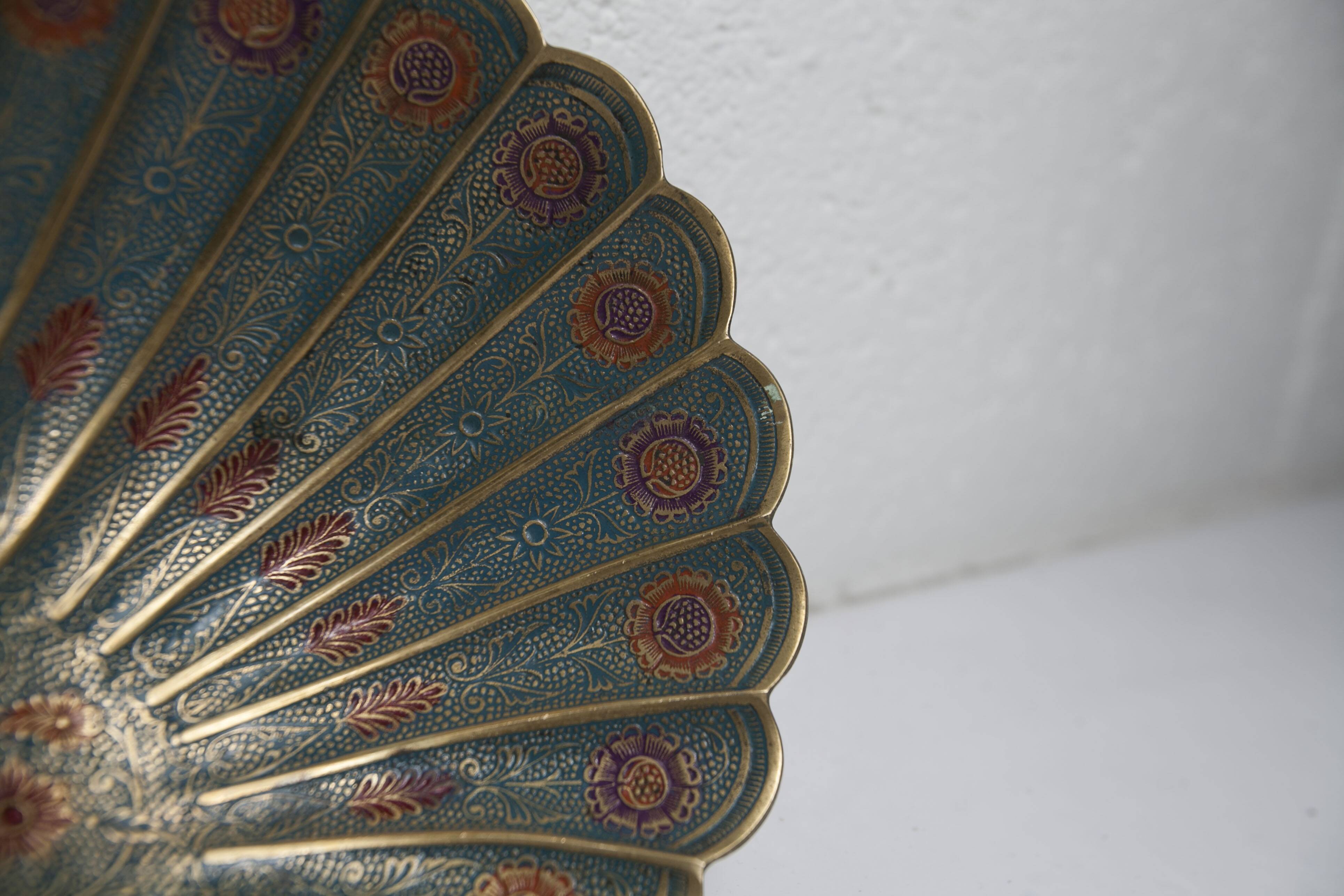 Shell cup in enameled brass