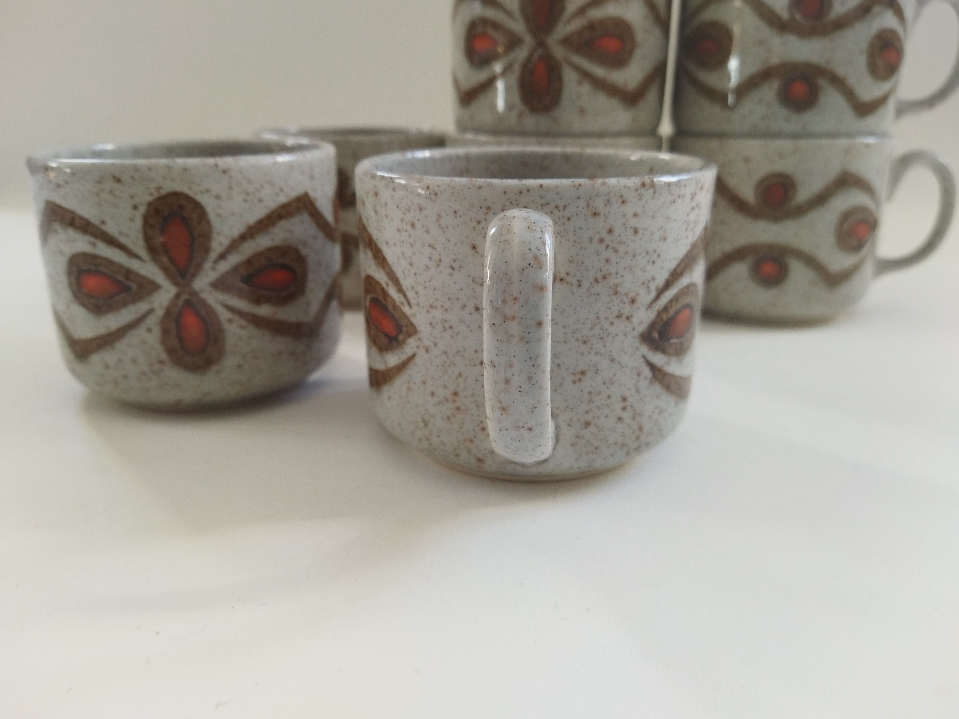 Sept tasses à déjeuner en grès 70s