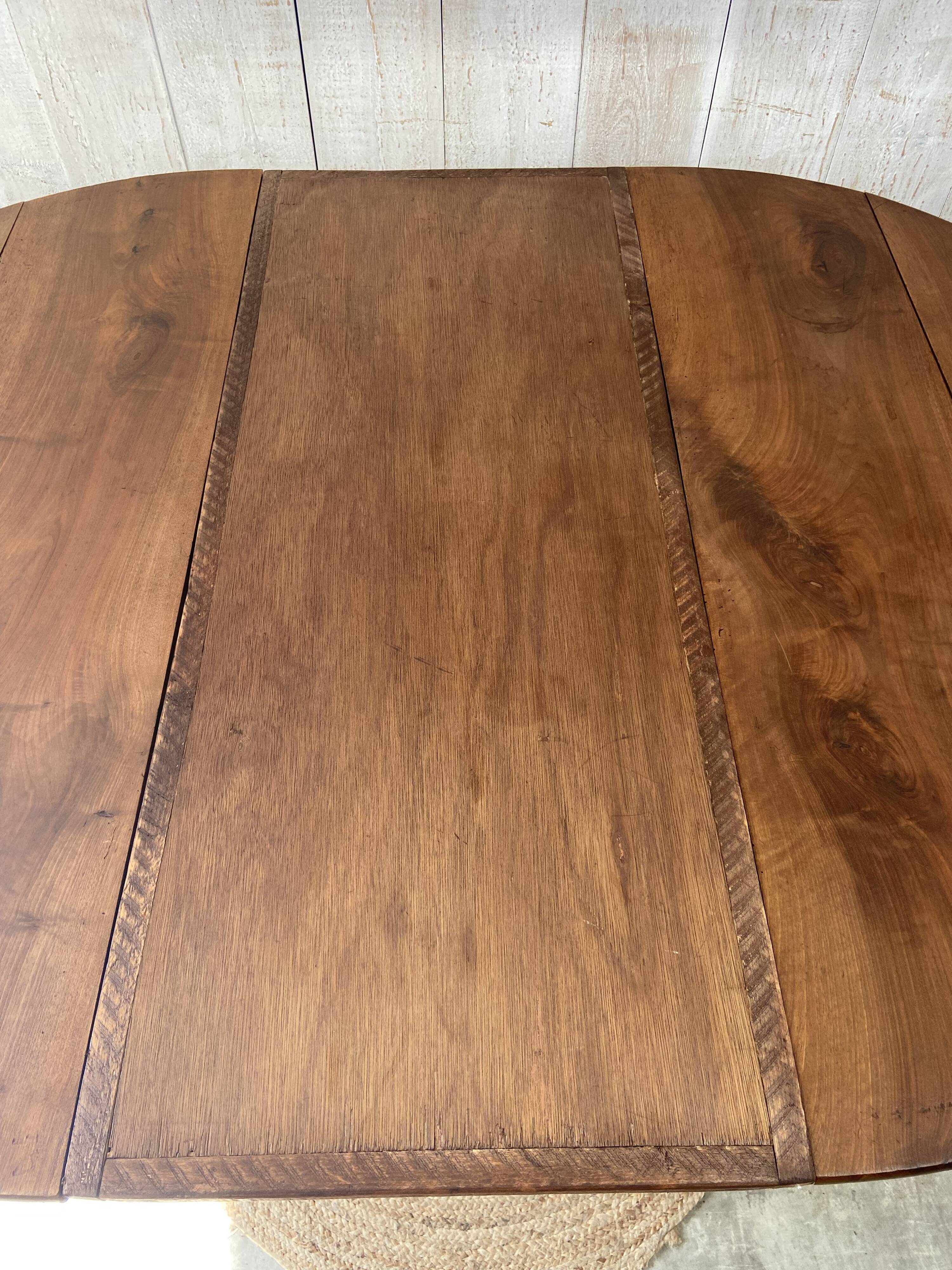 Extendable country table