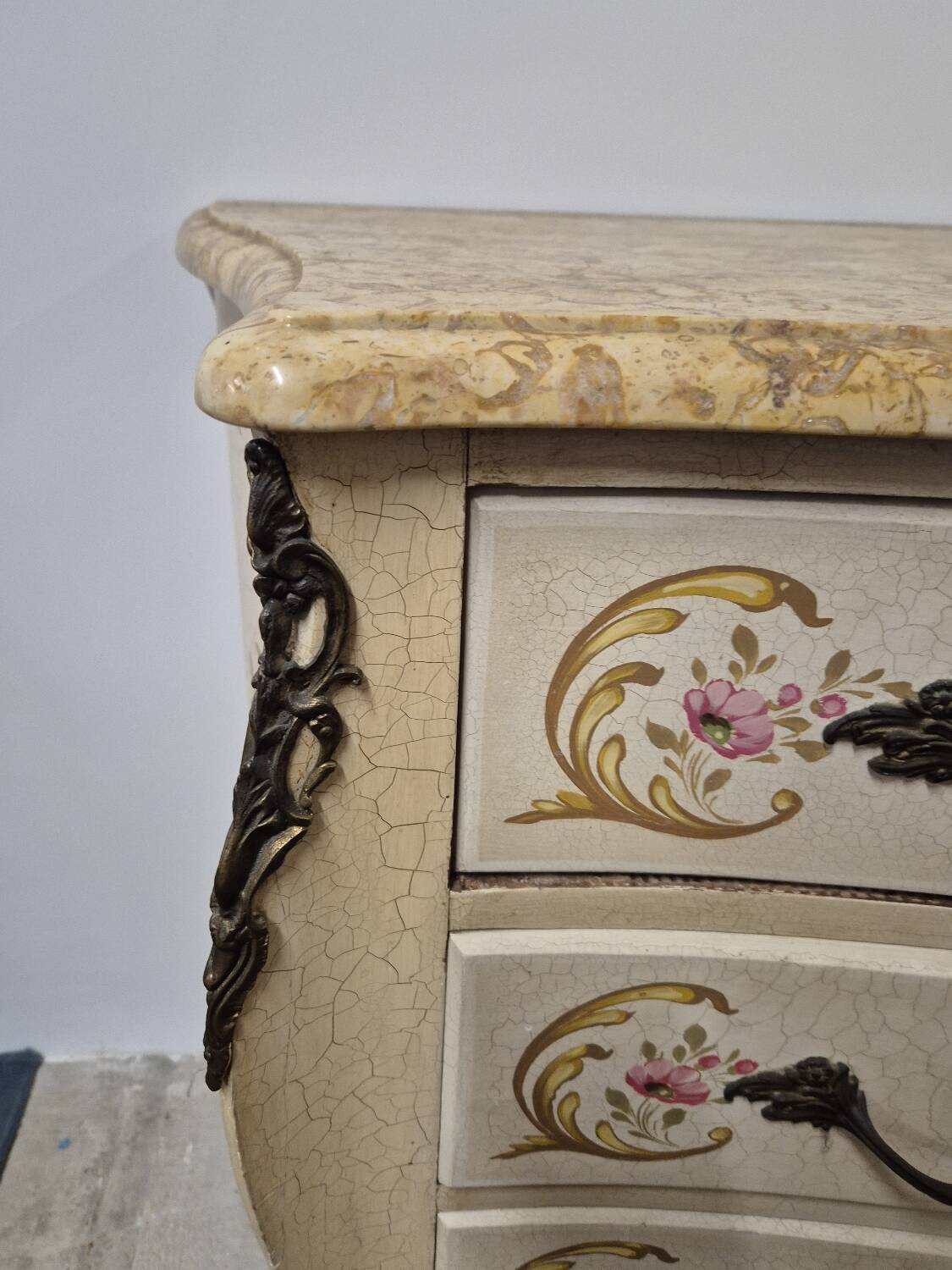 Louis XV style chest of drawers painted with flowers, Italian manufacture