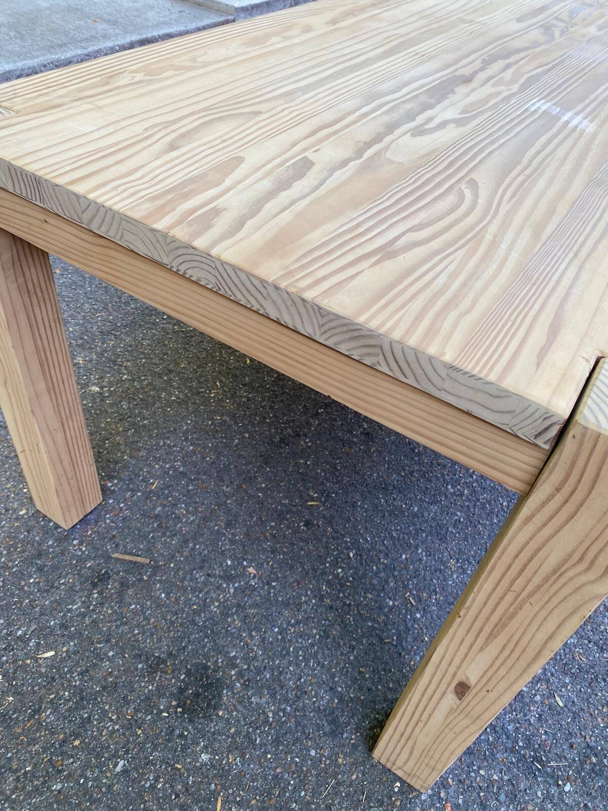 Table à manger rénovée en pin massif style scandinave brutaliste des années