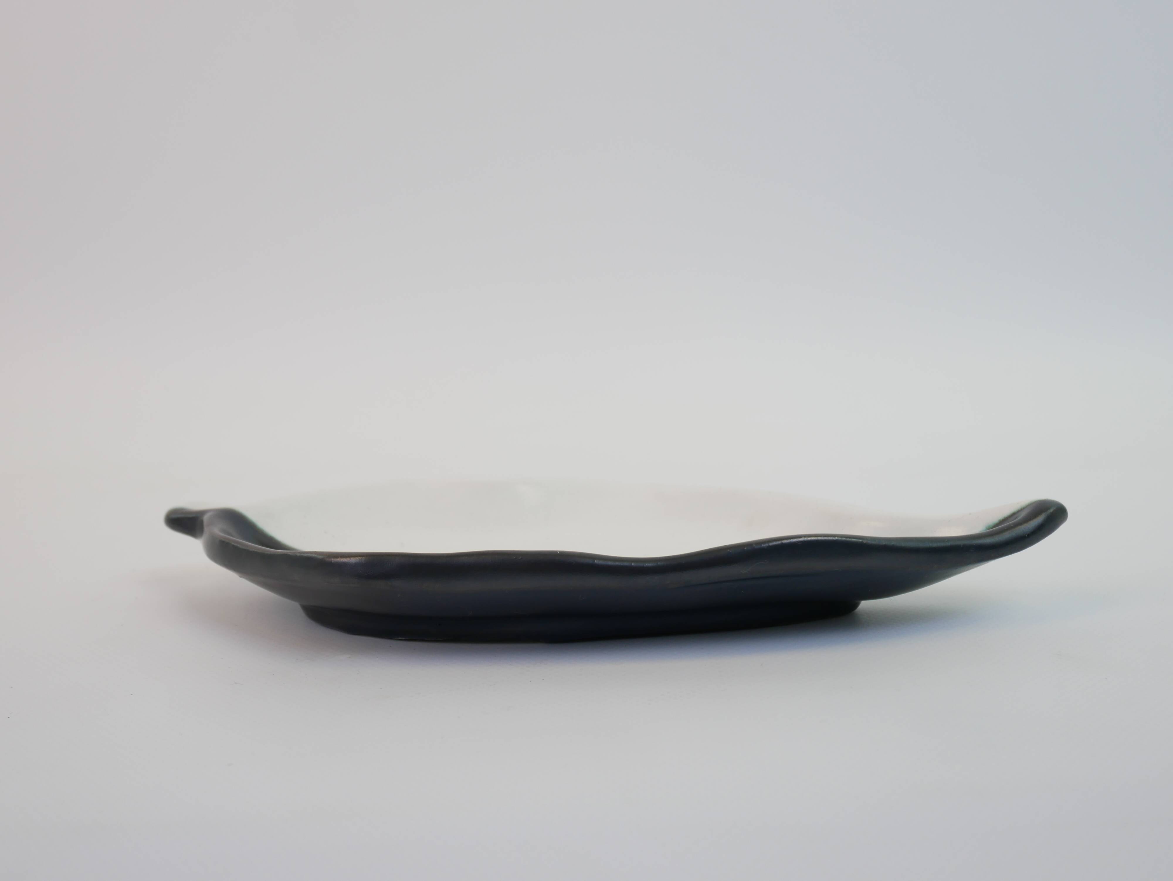 Leaf-shaped pocket emptier, two-tone ceramic by Cerenne Vallauris
