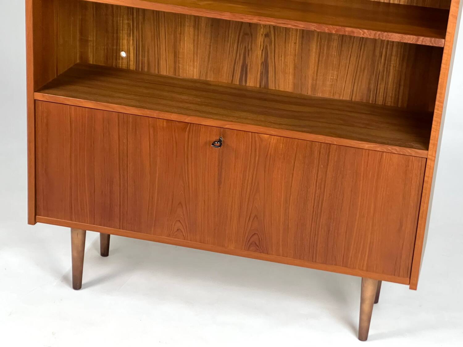 Buffet haut vintage Schrank, design danois, années 1960, milieu du siècle