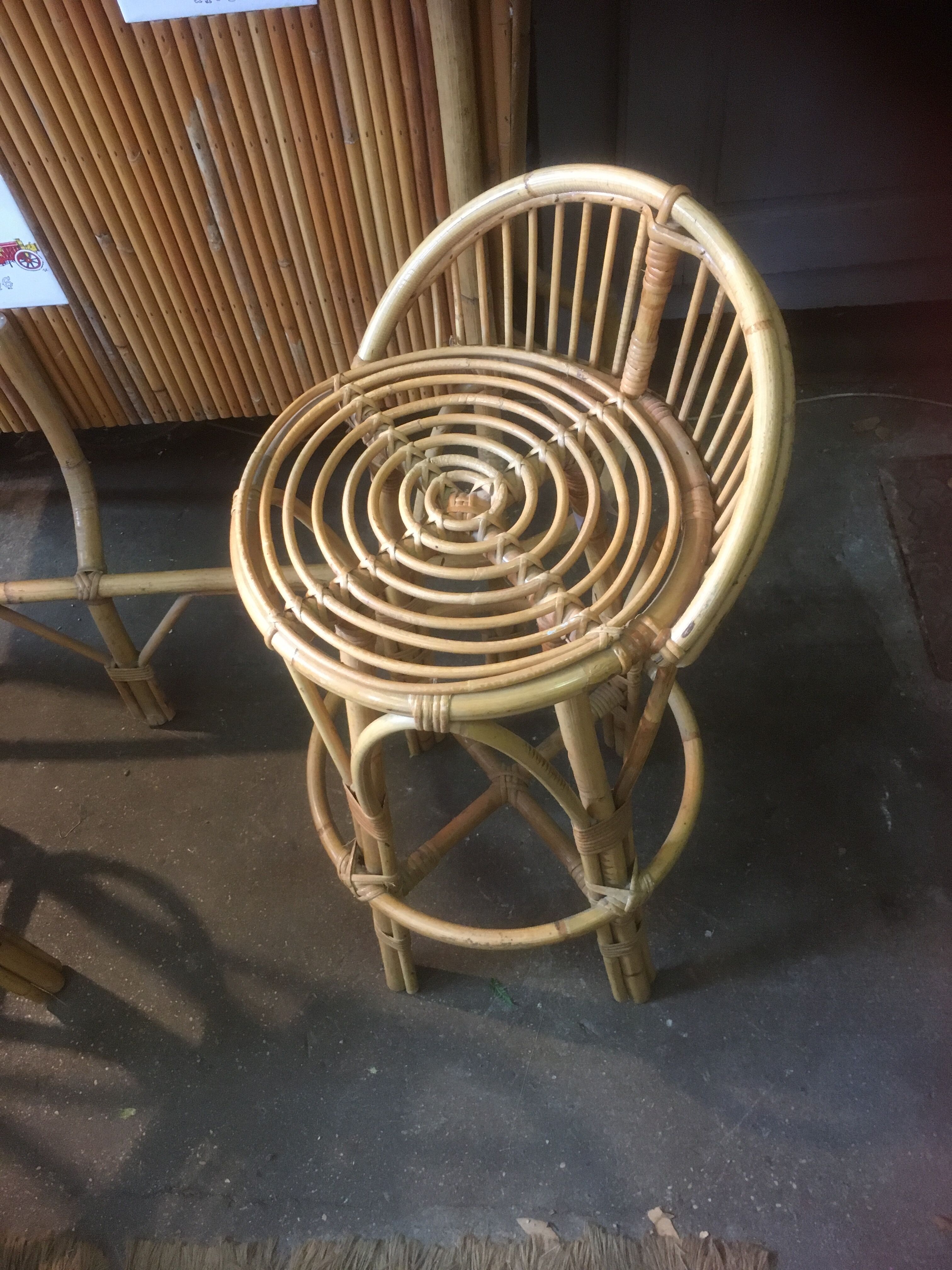 Ensemble bar en rotin bambou et ses 2 tabourets