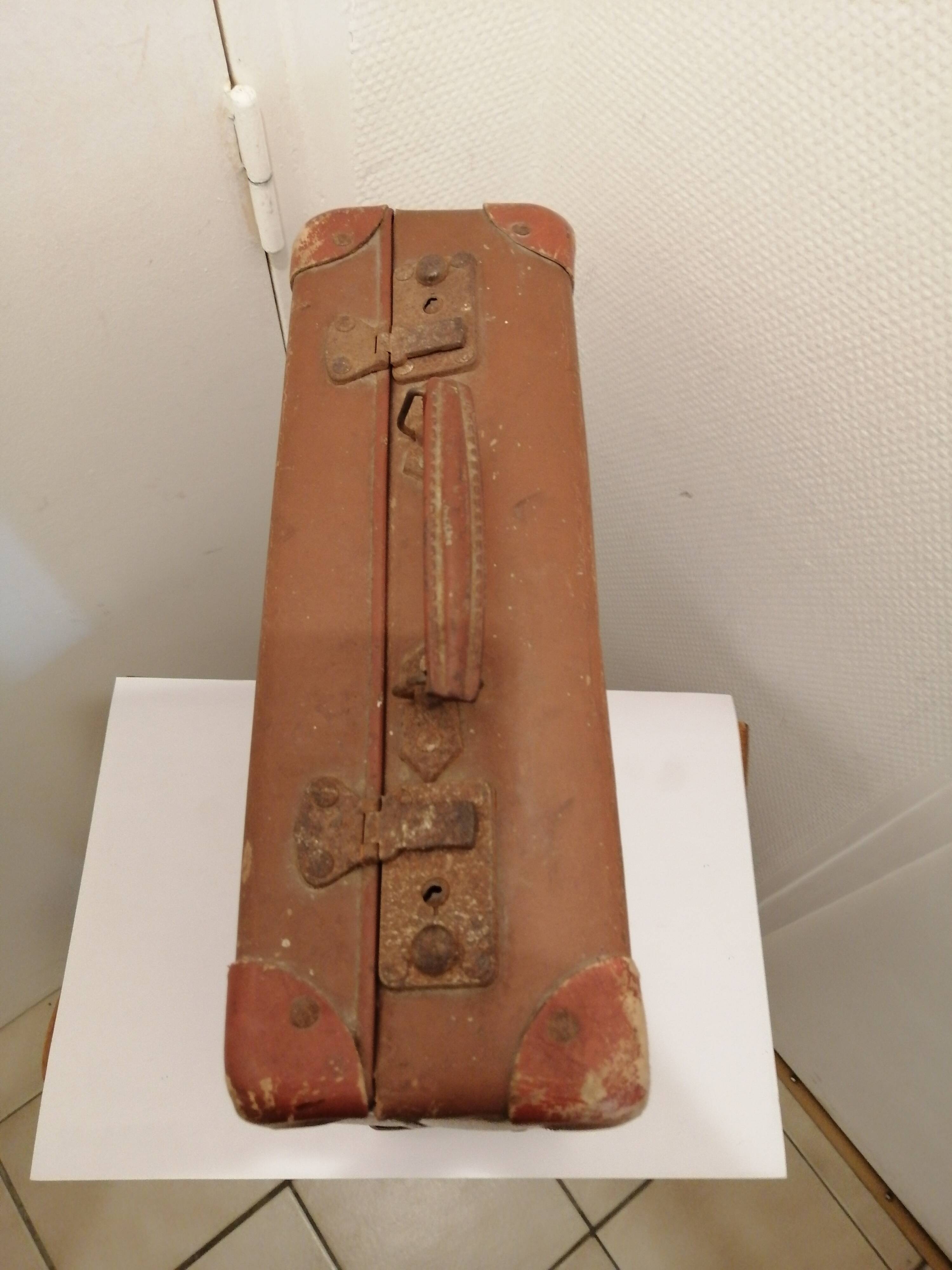 Small old suitcase to revamp