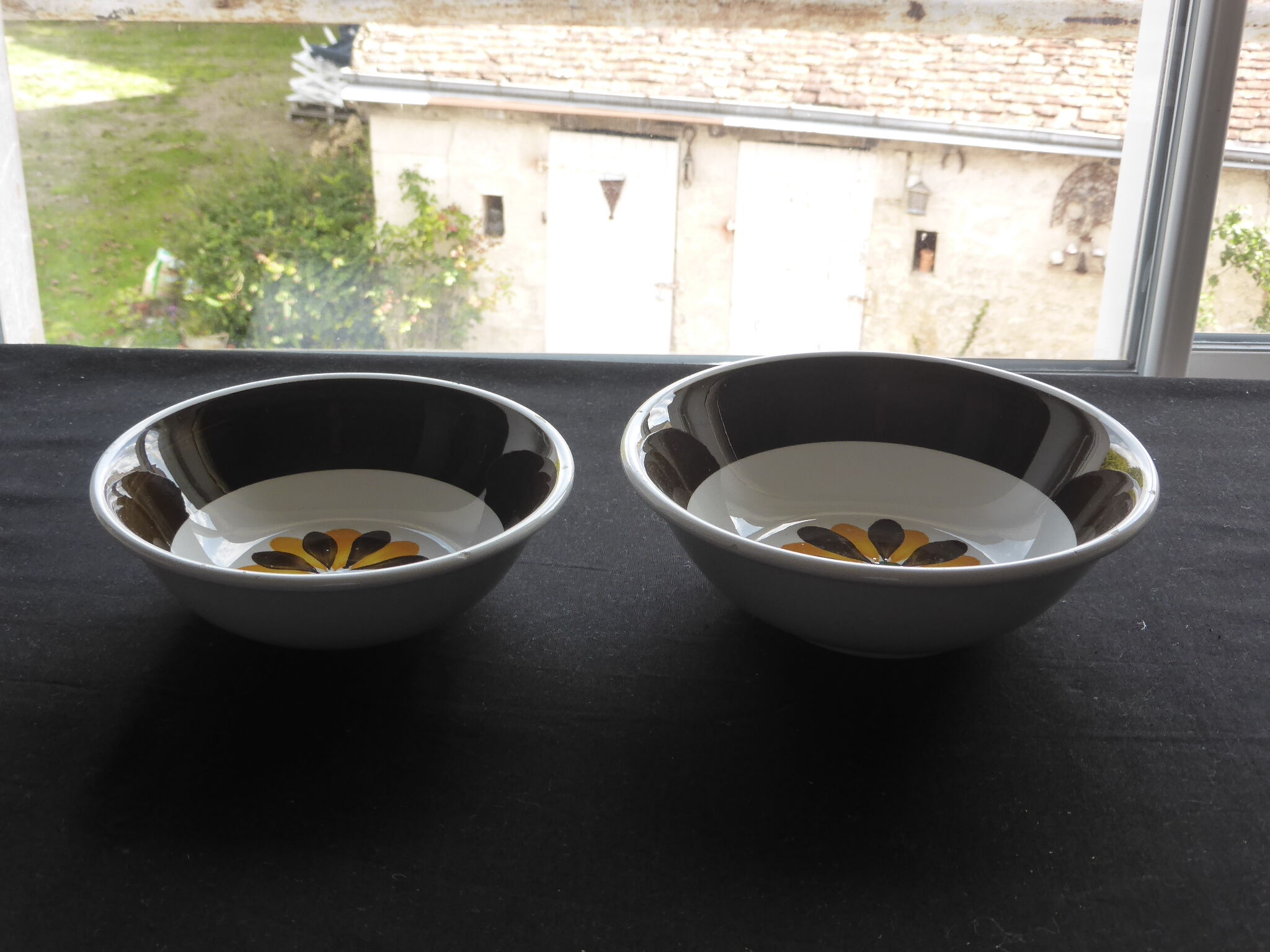 2 salad bowls in vintage Italian ceramic Primula Daisy decoration-70s