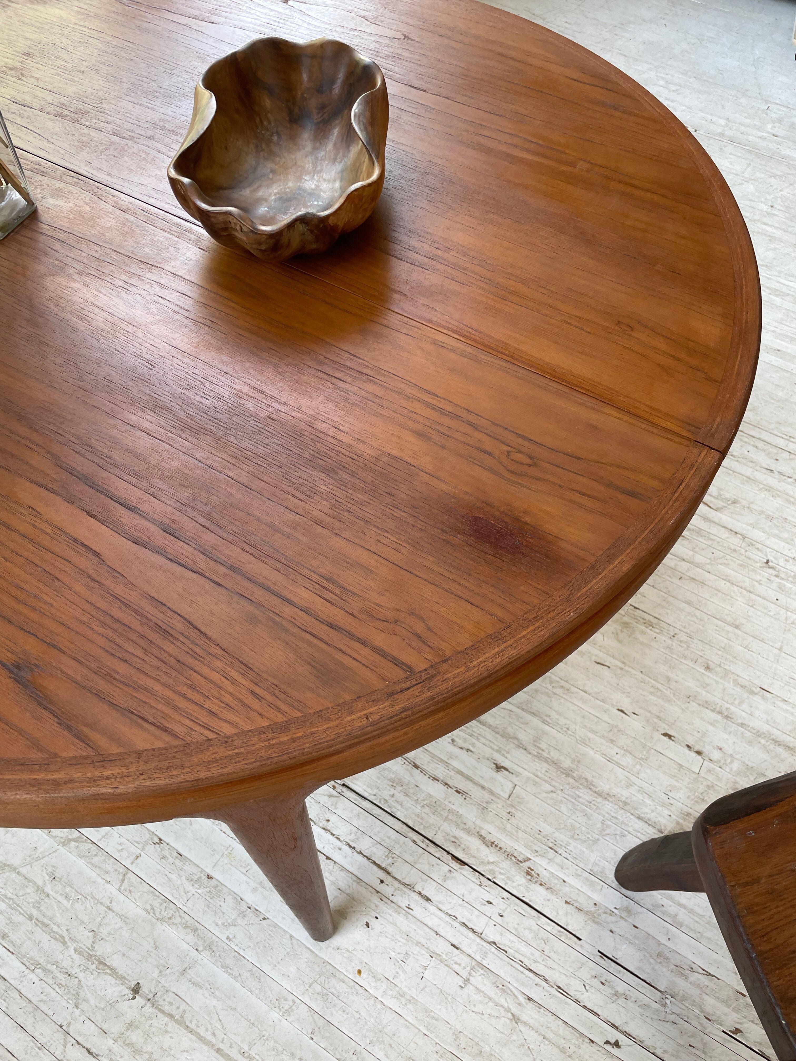 Round table 120-230 cm scandinavian samcom arne hovmand olsen
