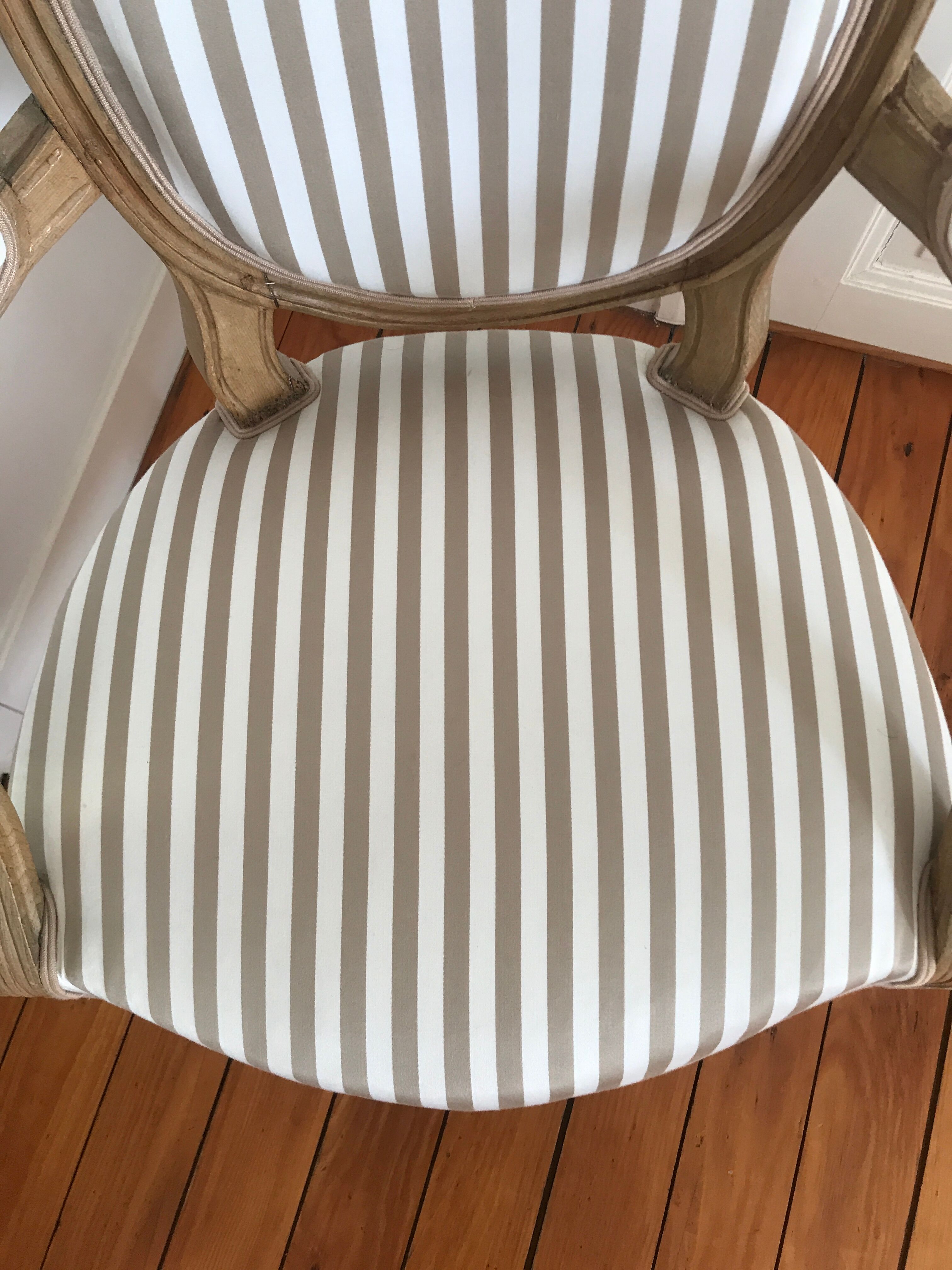 Paire de fauteuils à médaillon époque Louis XVI