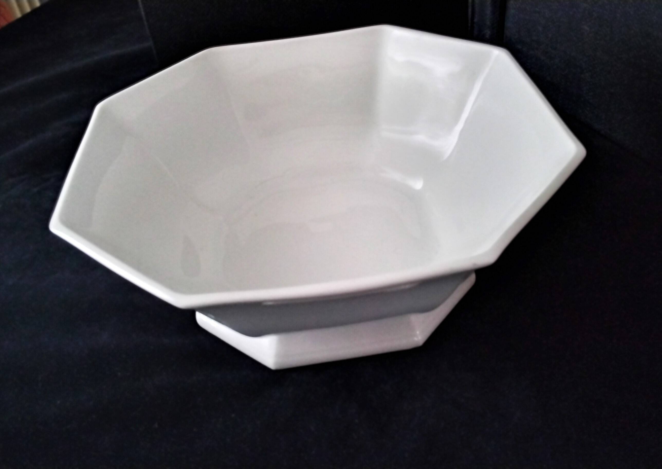 Octagonal salad bowl in white Limoges porcelain.