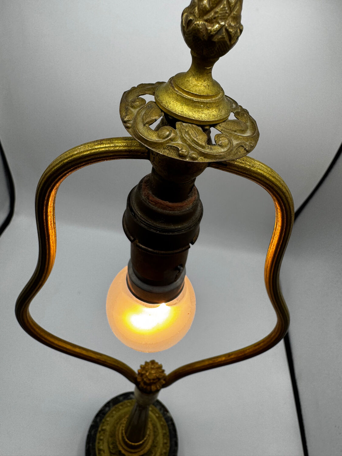 Antique lamp known as a lyre in bronze and marble from the late 19th century.
