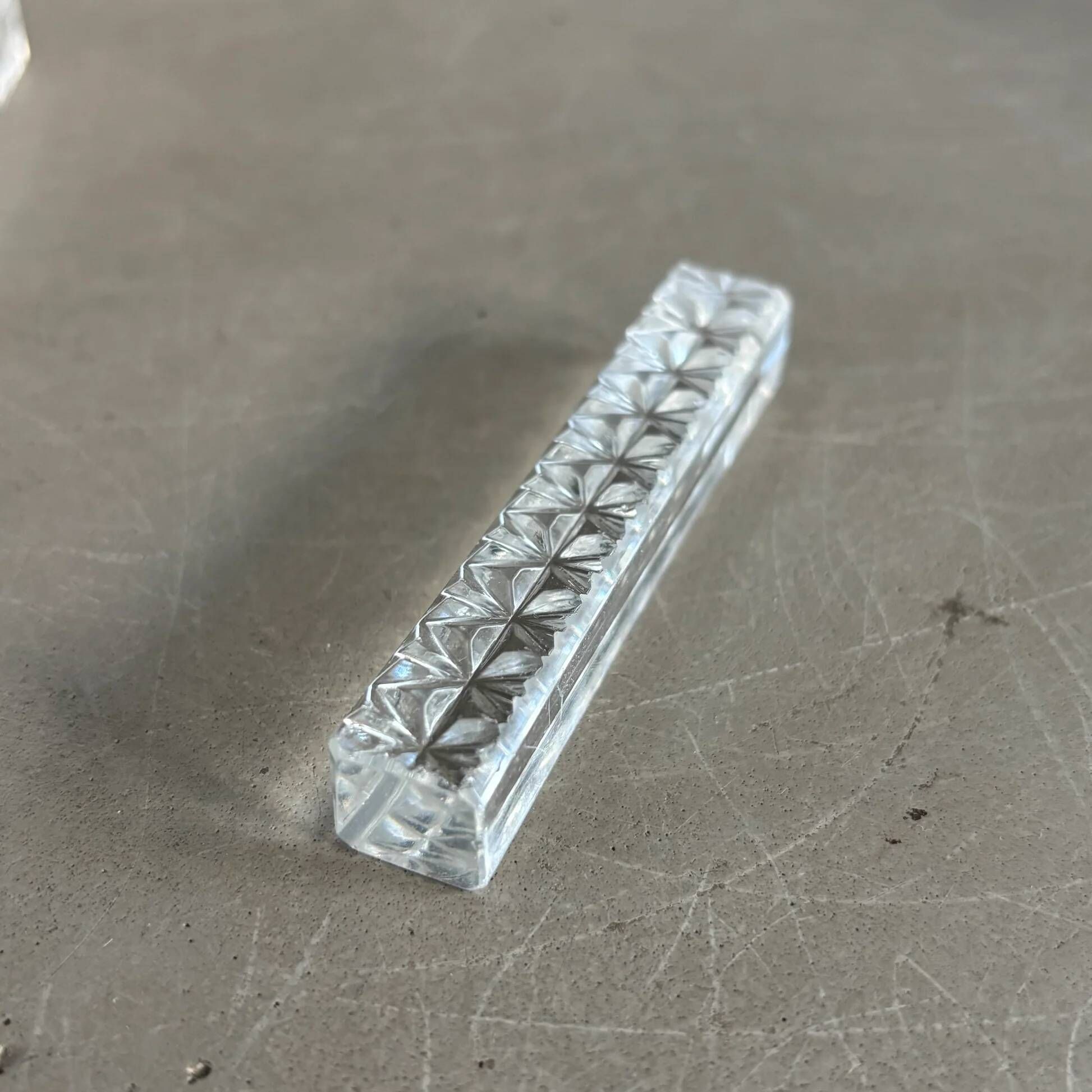 7 moulded glass knife rests