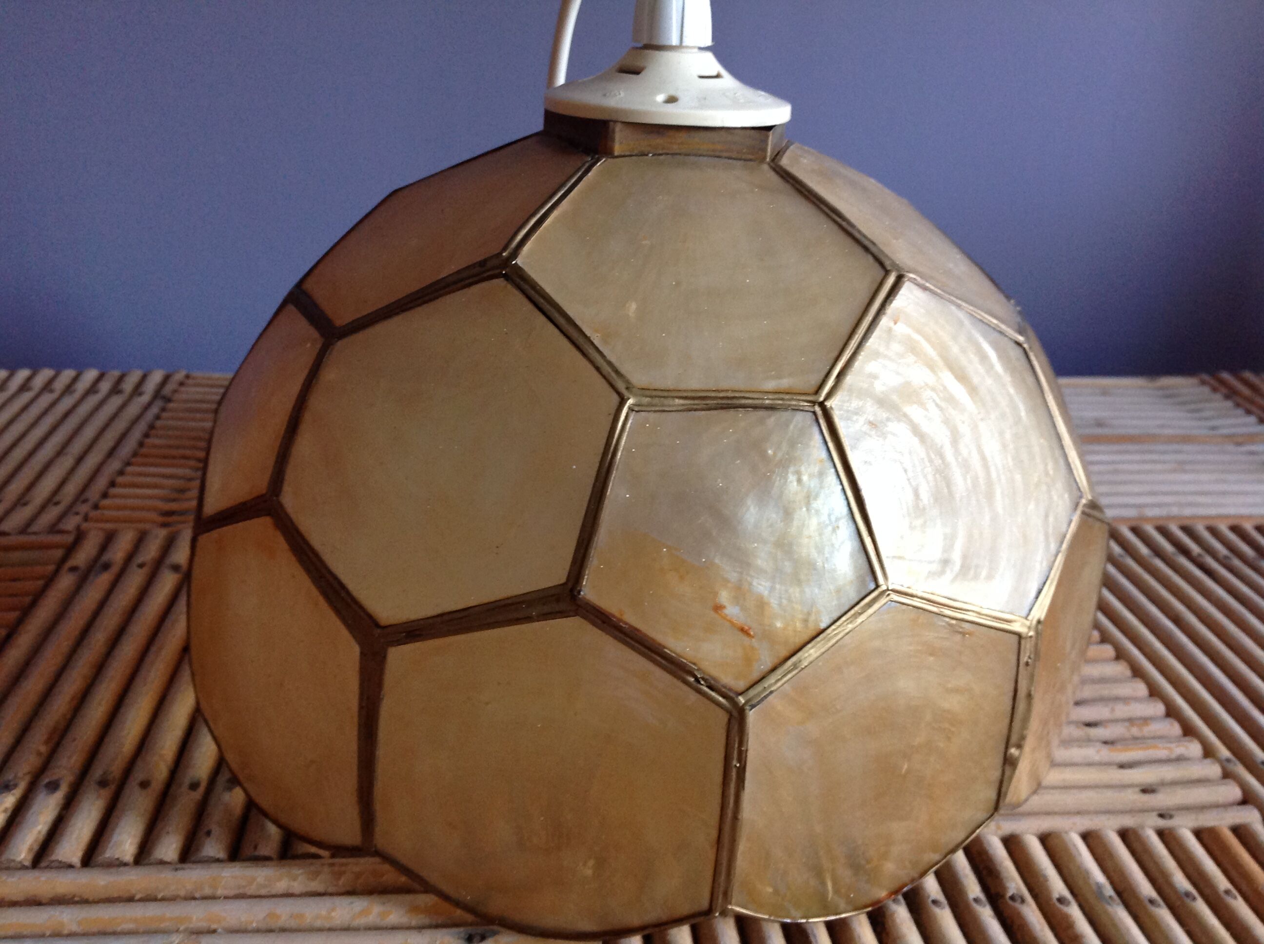 Suspension in mother-of-pearl