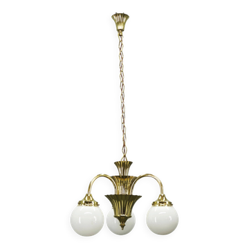 Chandelier en laiton et verre opalin Art Déco tchécoslovaque des années 1930