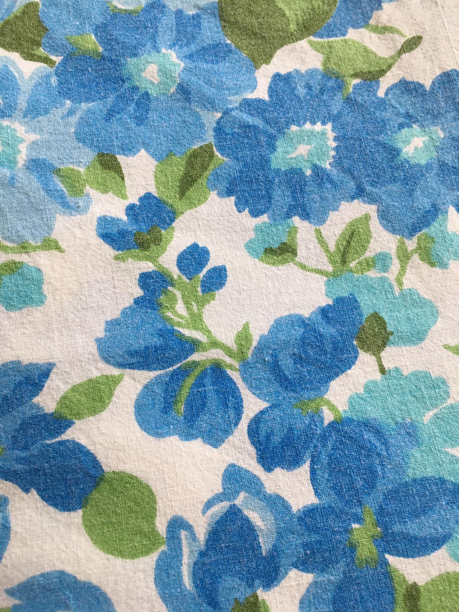 Flat cotton sheet with vintage blue flower patterns. For 2 people.