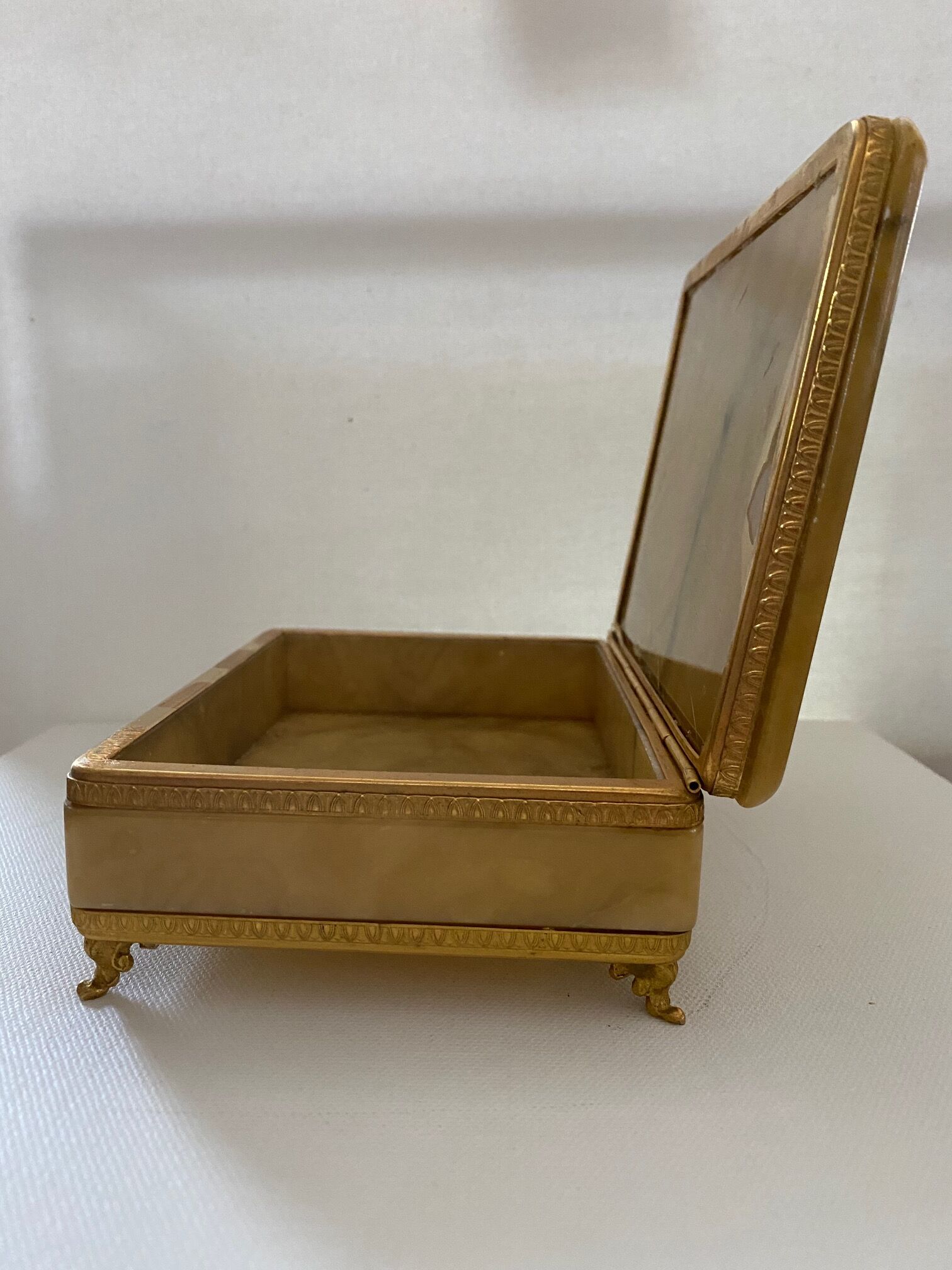 Jewelry box in natural albatre