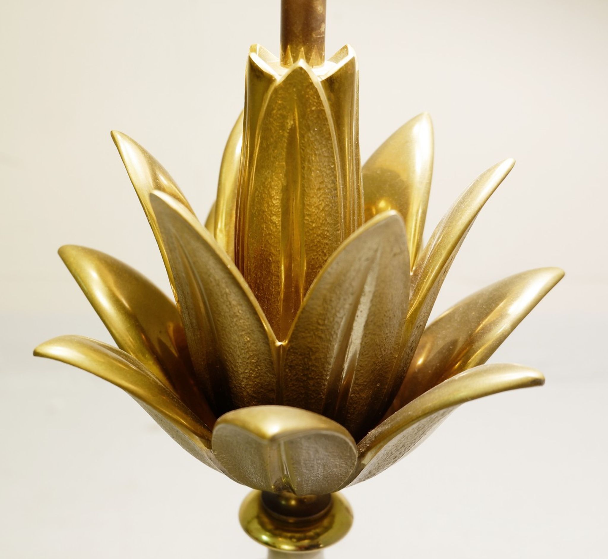 Lampe de bureau lotus en laiton de Maison Charles, 1960