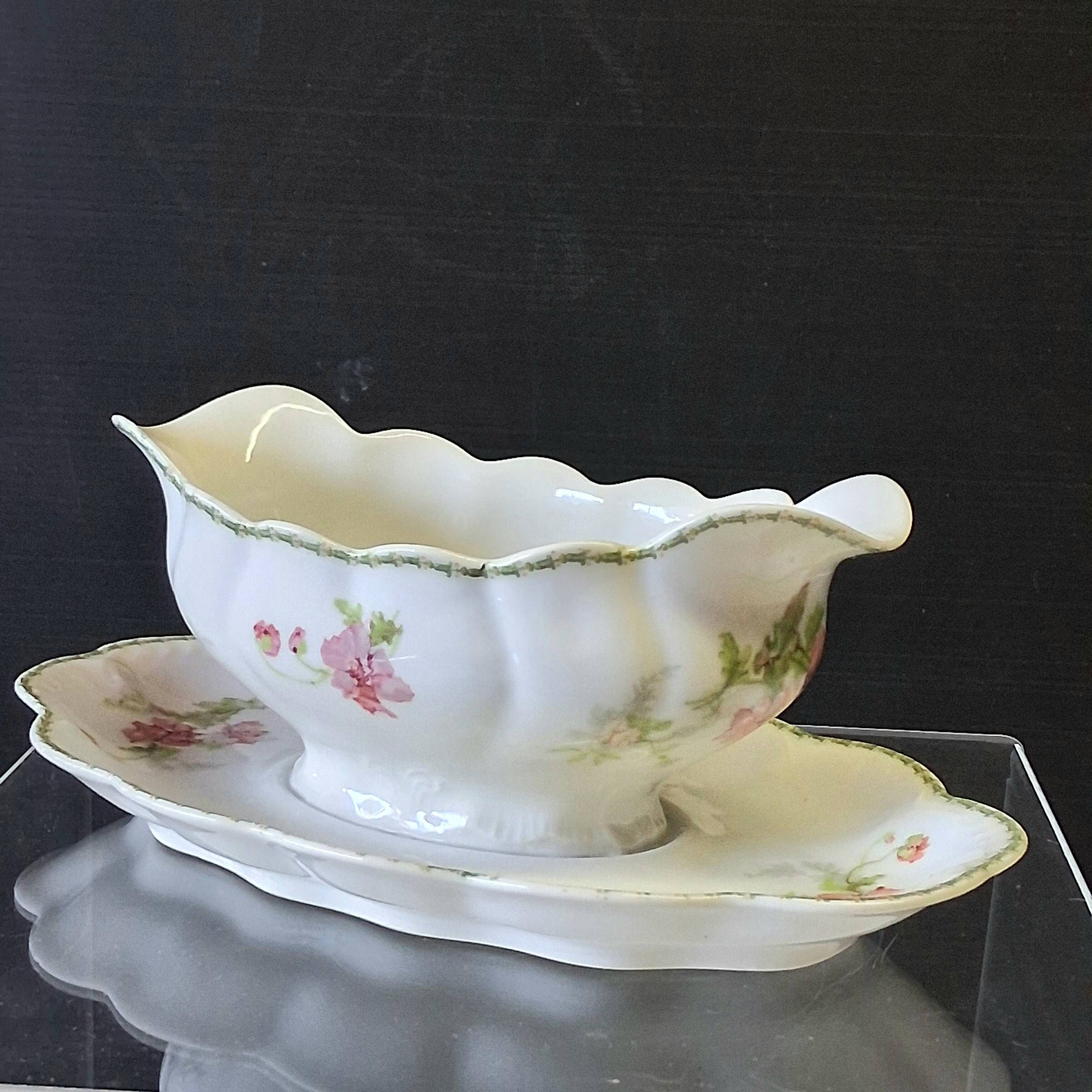 Very pretty sauce boat on a Limoges porcelain terrace in very good condition.
