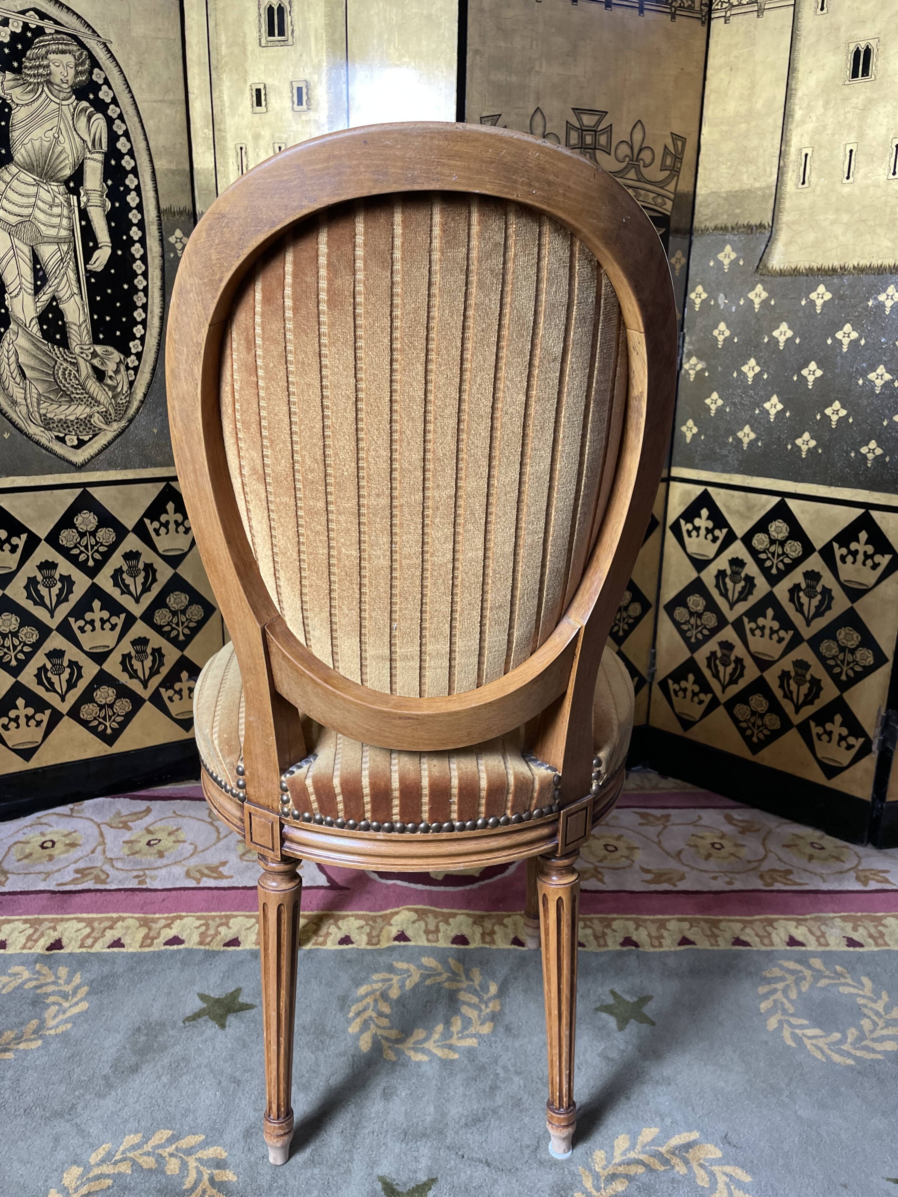 Suite de 4 chaises style Louis XVI médaillon