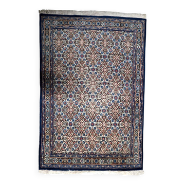 Tapis floral en laine fait main des années 1950, ivoire et bleu, 98 × 145 cm