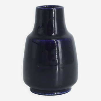 Vase scandinave en grès bleu marine foncé par Gunnar Borg