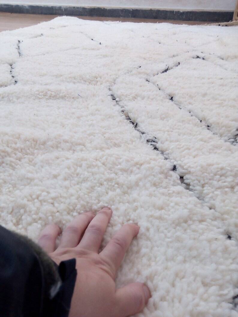 Handcrafted white Beni Ouraine rug, size 160 x 250 cm