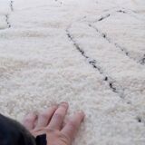 Handcrafted white Beni Ouraine rug, size 160 x 250 cm