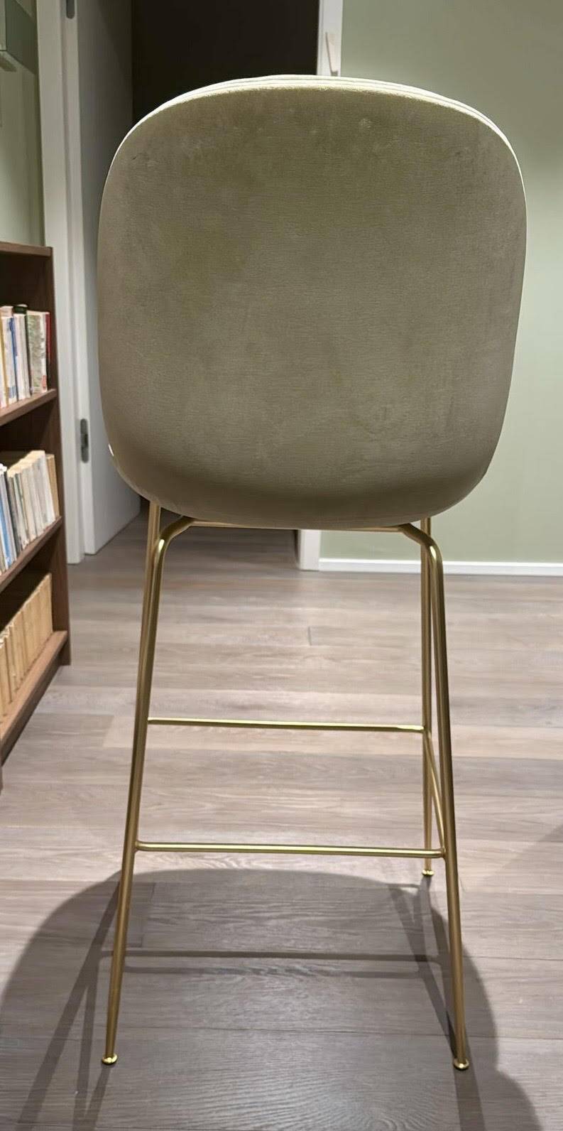 Chaises hautes Gubi velours vert clair