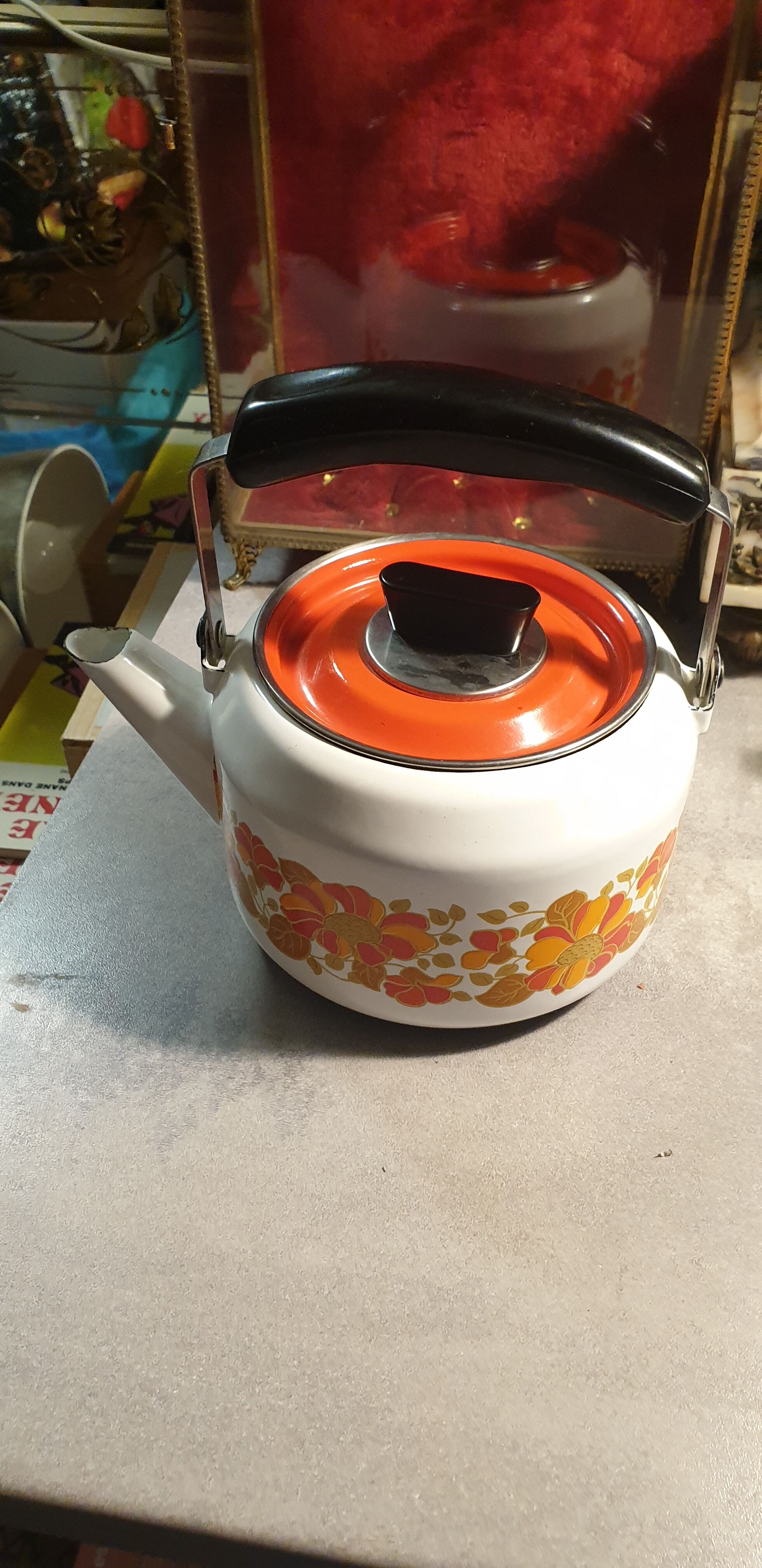 Vintage kettle in enamelled sheet metal