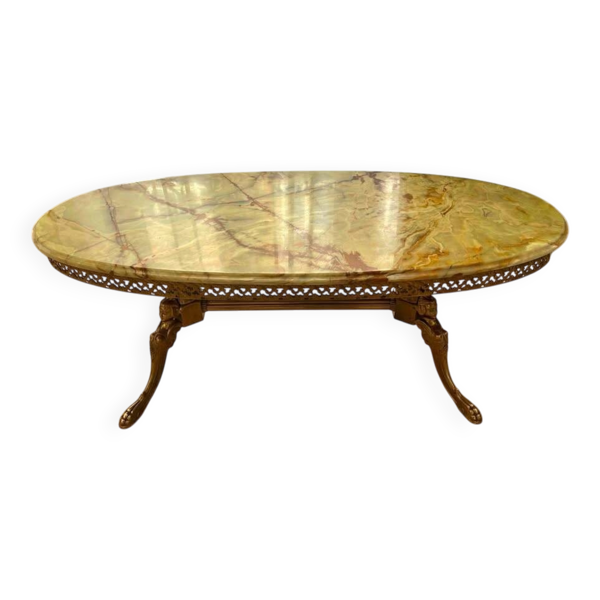Table basse ovale en onyx de style Hollywood Regency avec base en laiton doré.