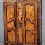 Armoire Bressane époque Louis XV en noyer et loupe d'orme vers 1750-1780
