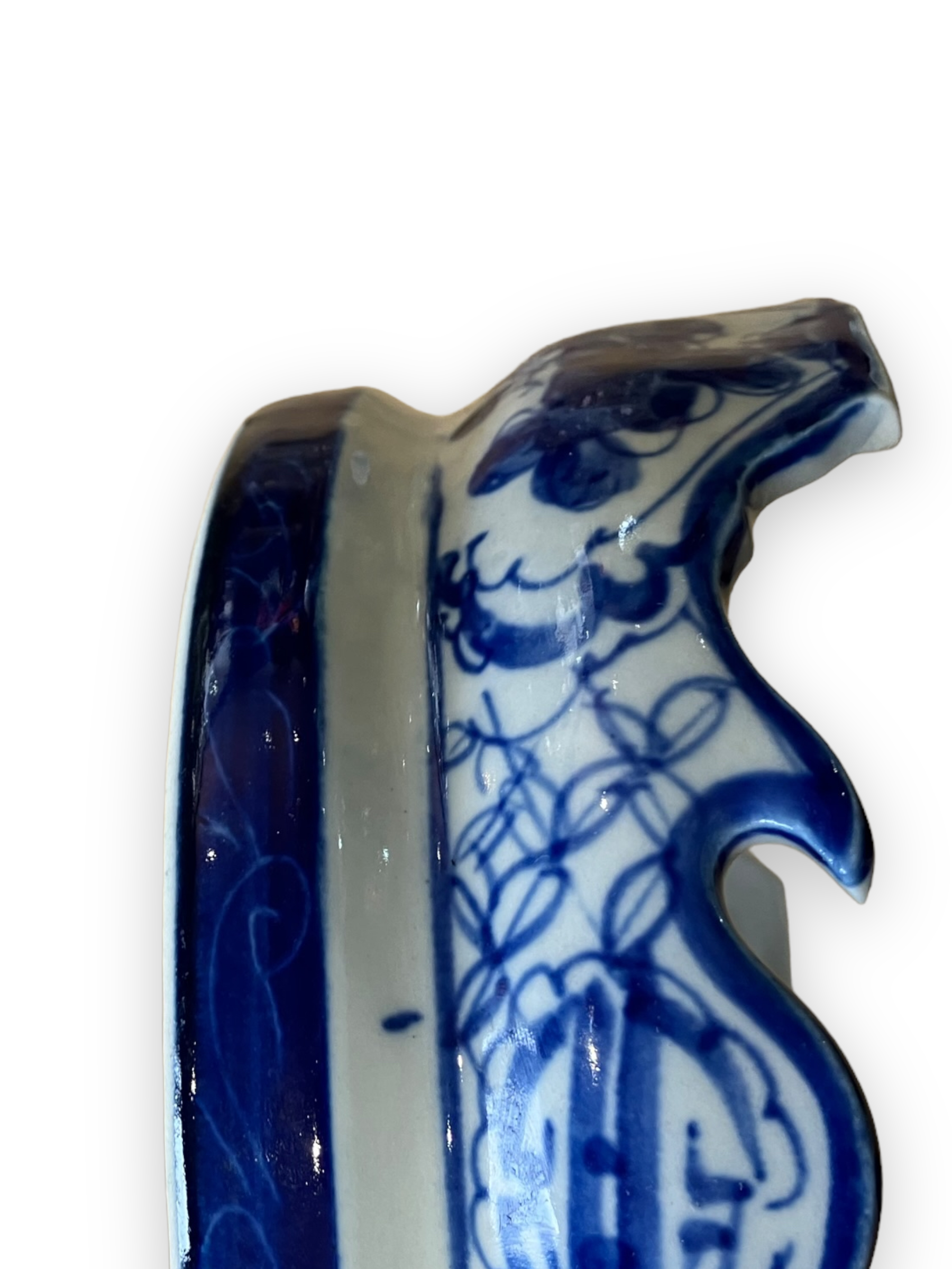 Vietnamese pot cache in white and blue porcelain