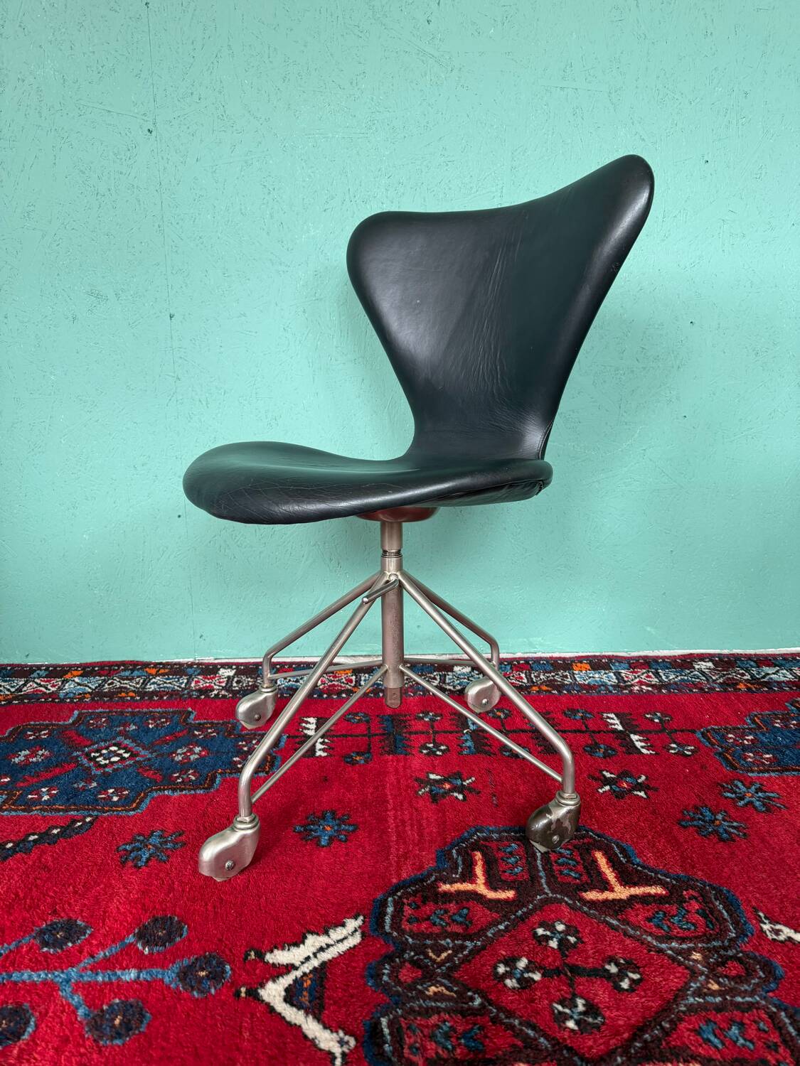 Vintage Arne Jacobsen 3117 Series One  Office Chair in Black Leather