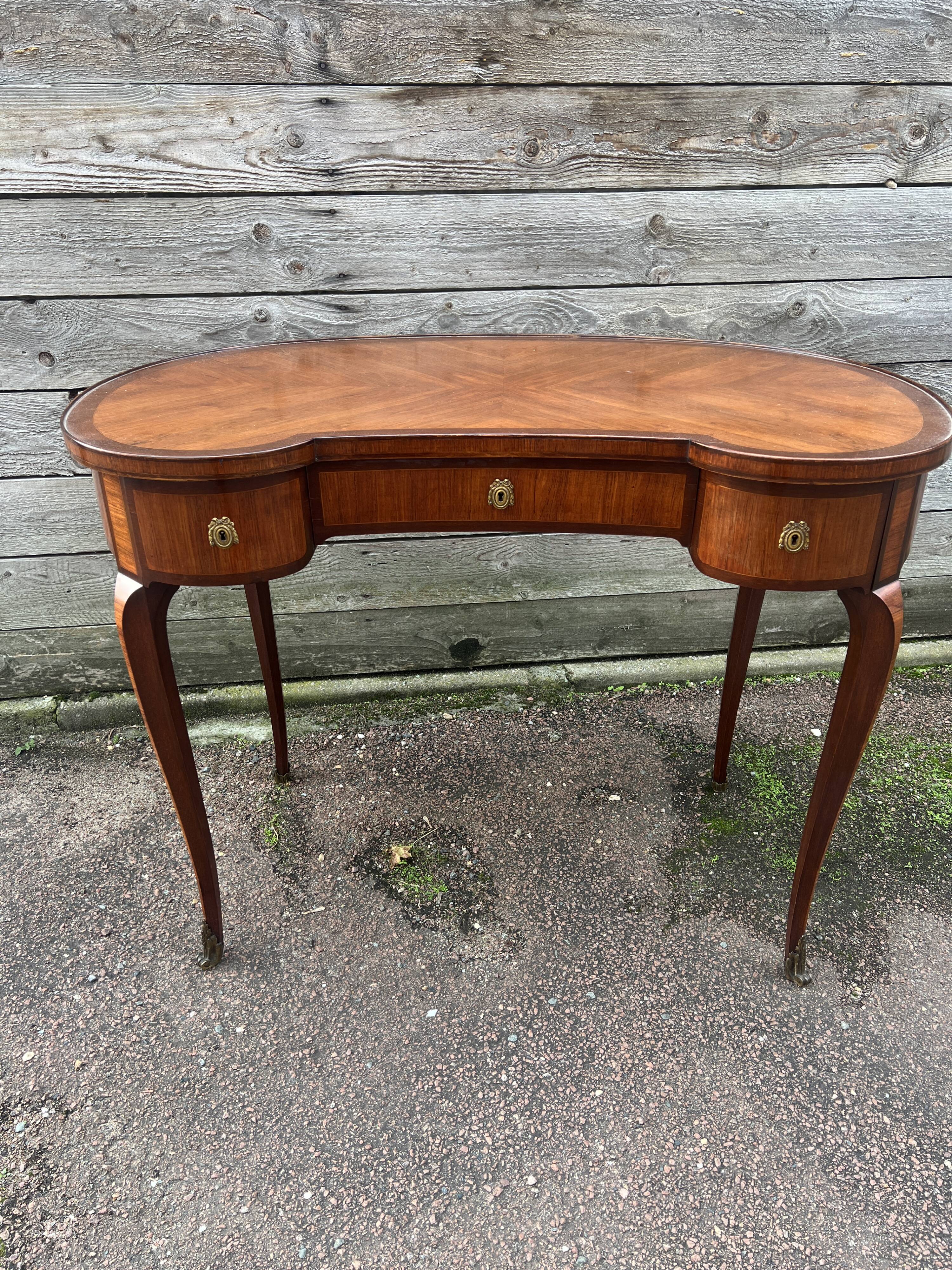 Kidney-shaped desk, marquetry, Transition style