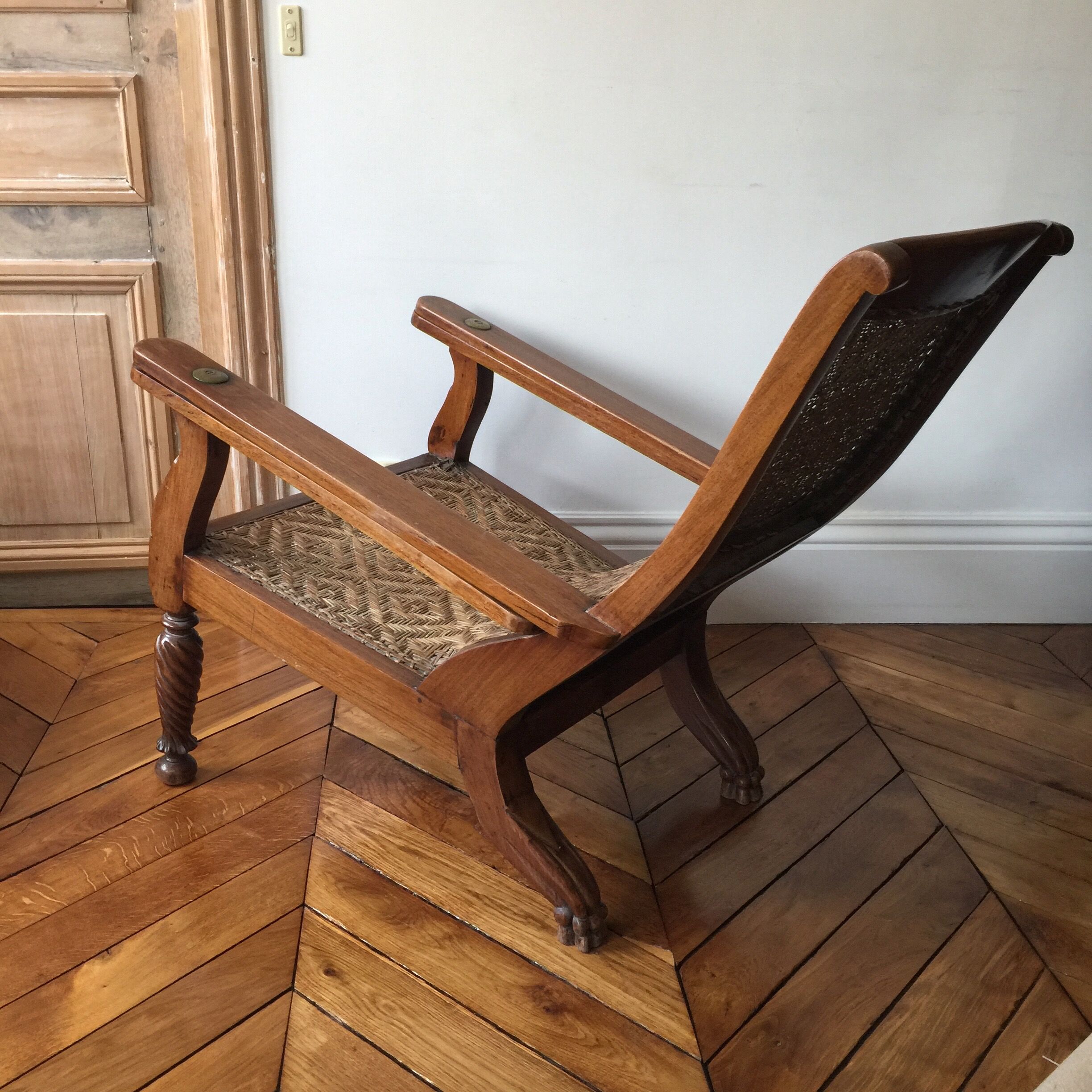 Colonial armchair planter