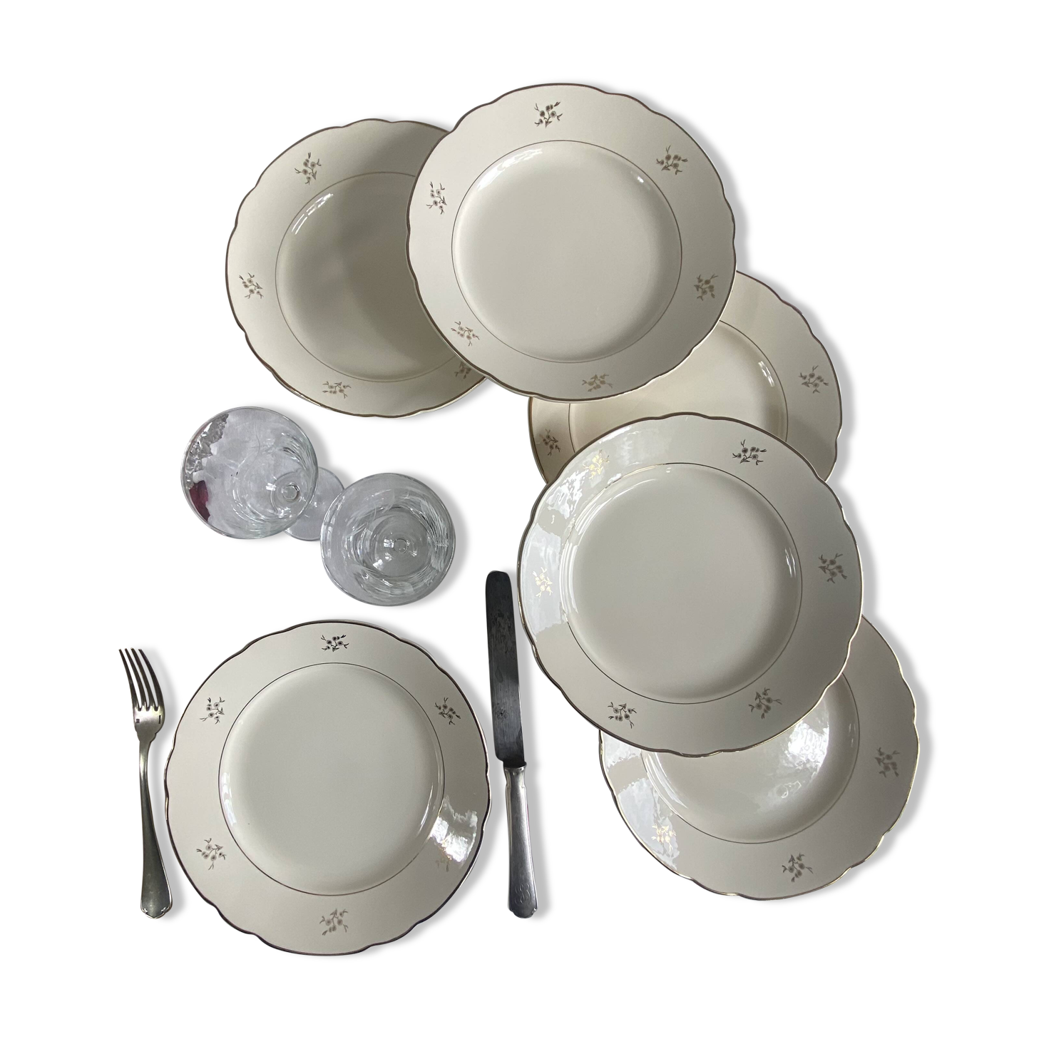 6 antique beige earthenware dinner plates with gold decoration and flowers by Villeroy Boch.