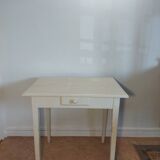 Spindle leg desk