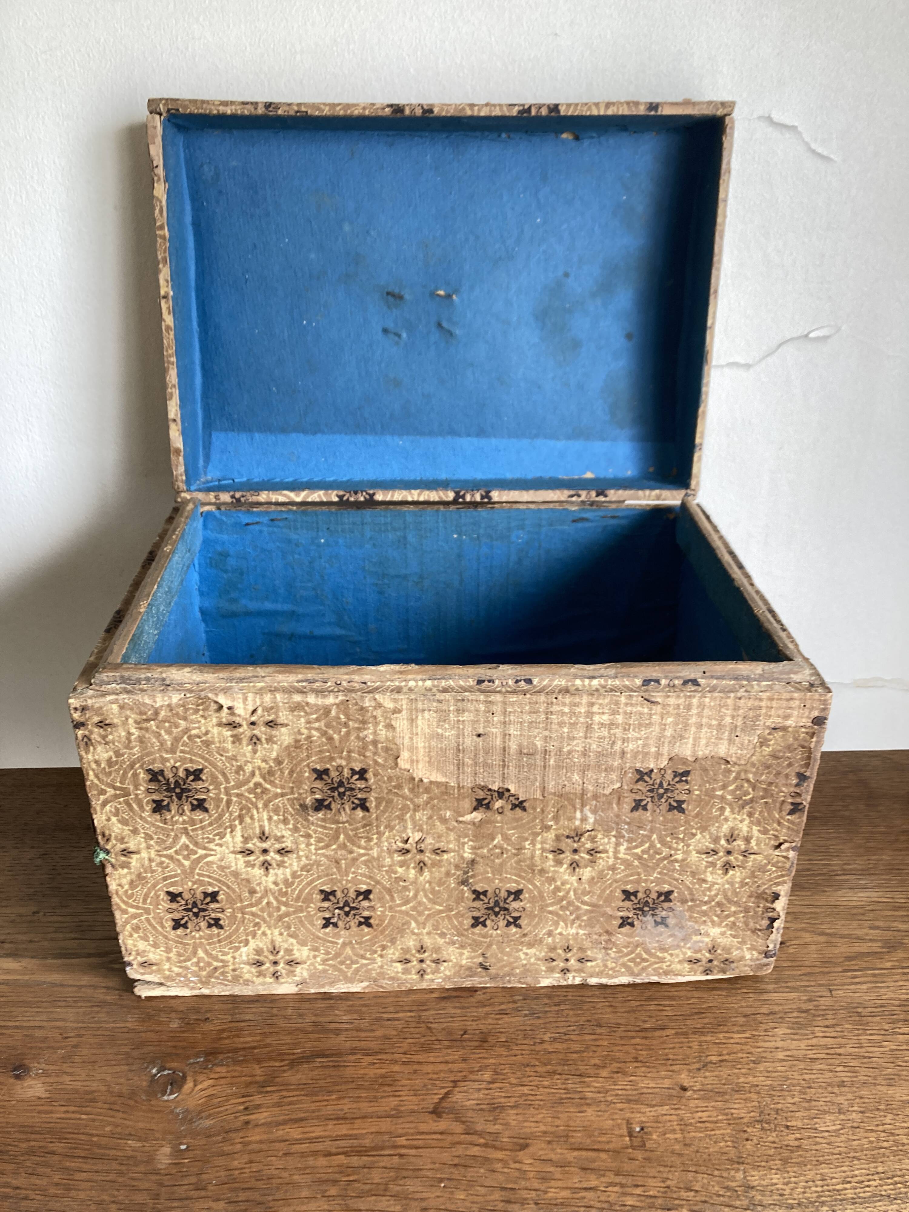 Domed chest in domino paper, 19th century.
