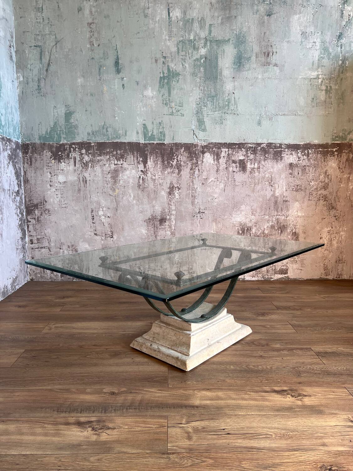 Table basse en verre et métal patine antique