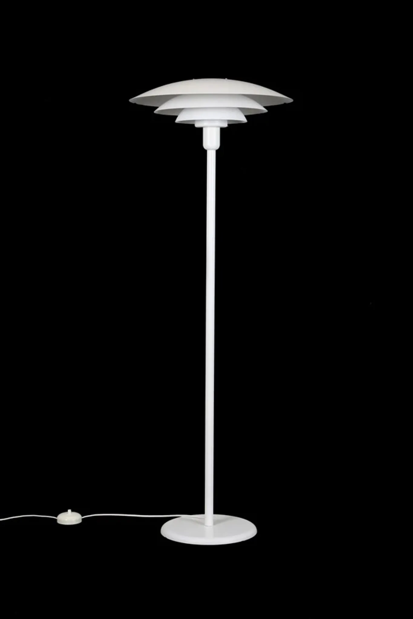 Multilayer floor lamp / white / Danish modern design / 1980s / Form-Light