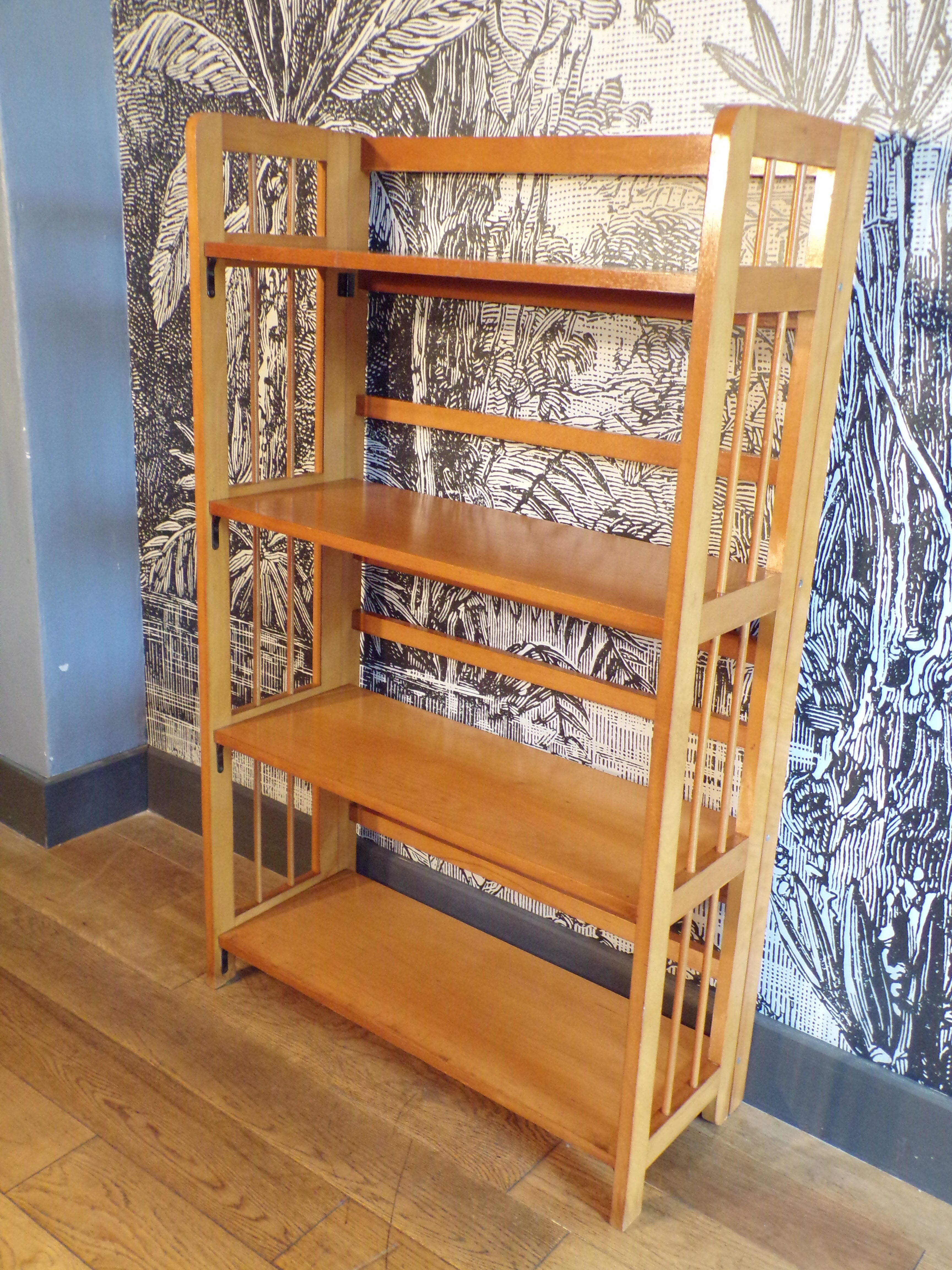 Bookseller's folding shelf