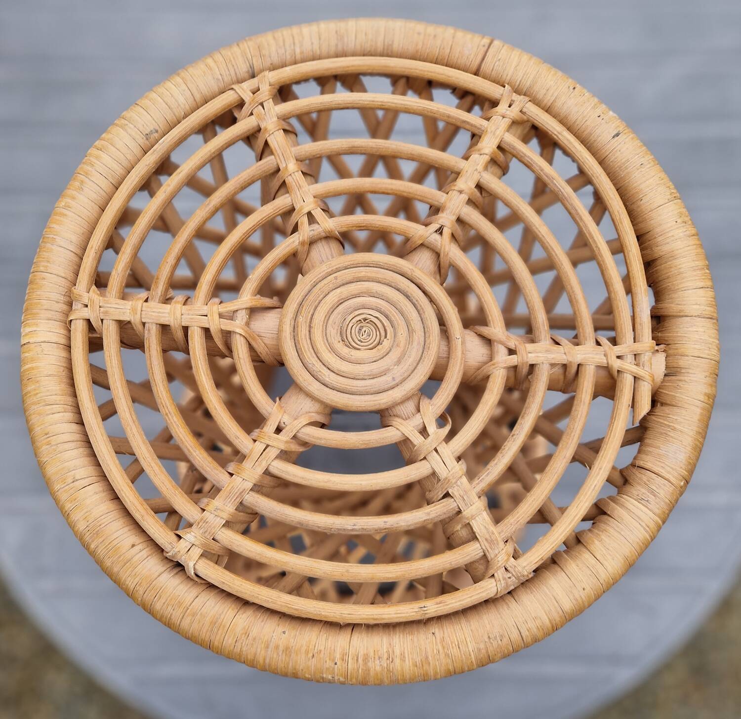 Diabolo style wicker side table