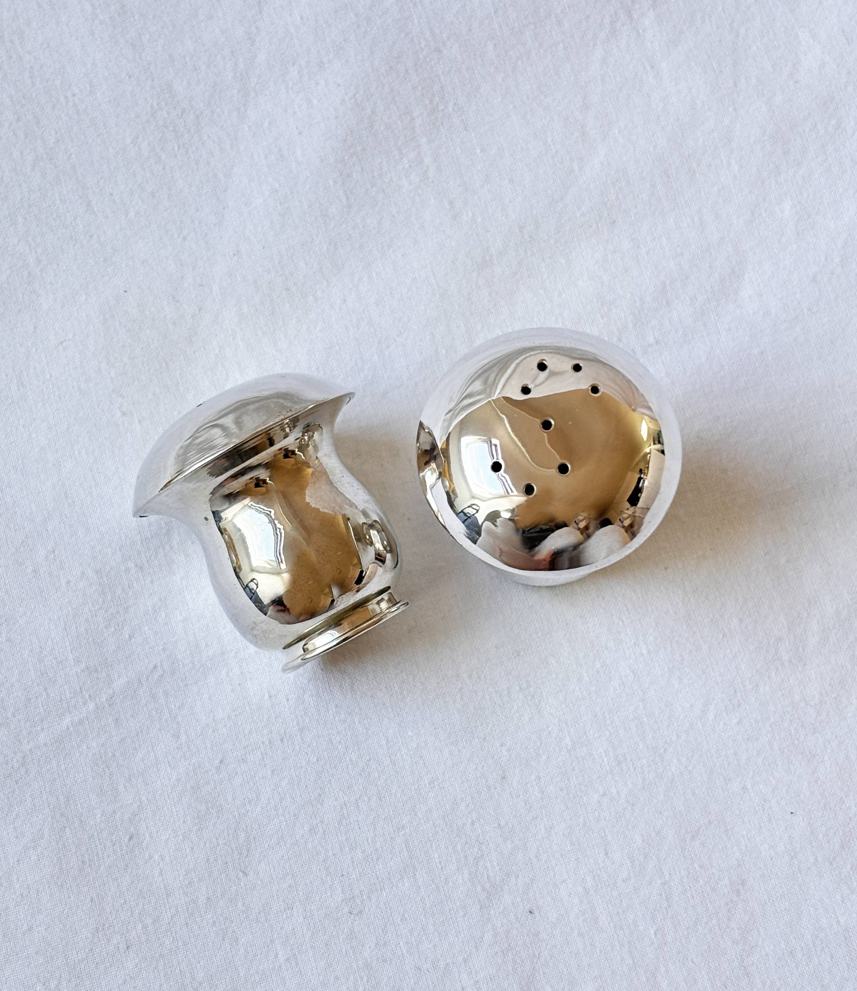 Paire de salière et poivrier en argent 800 en forme de champignon