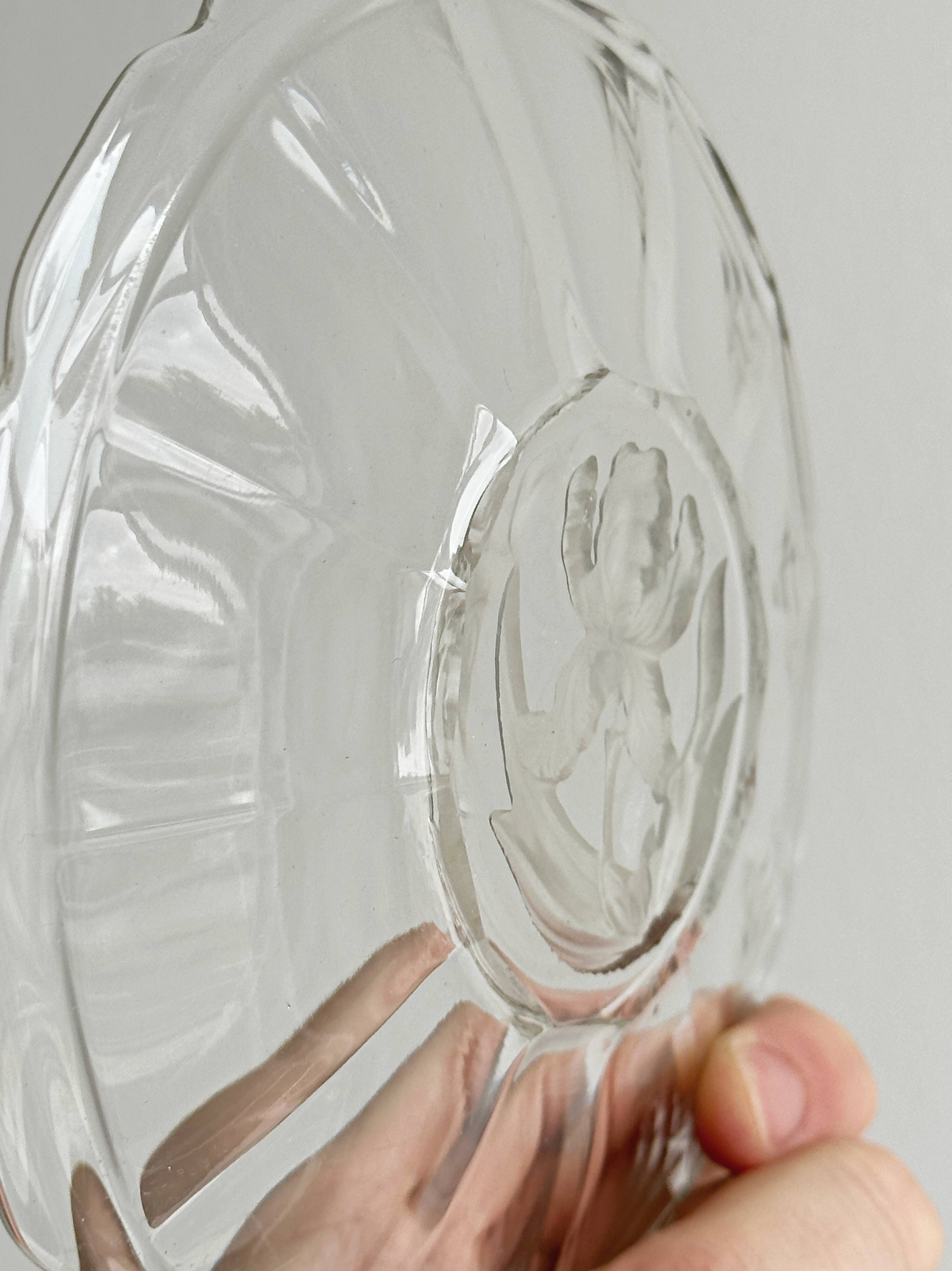 Set of 6 dessert plates, transparent glass with engraved flower pattern.